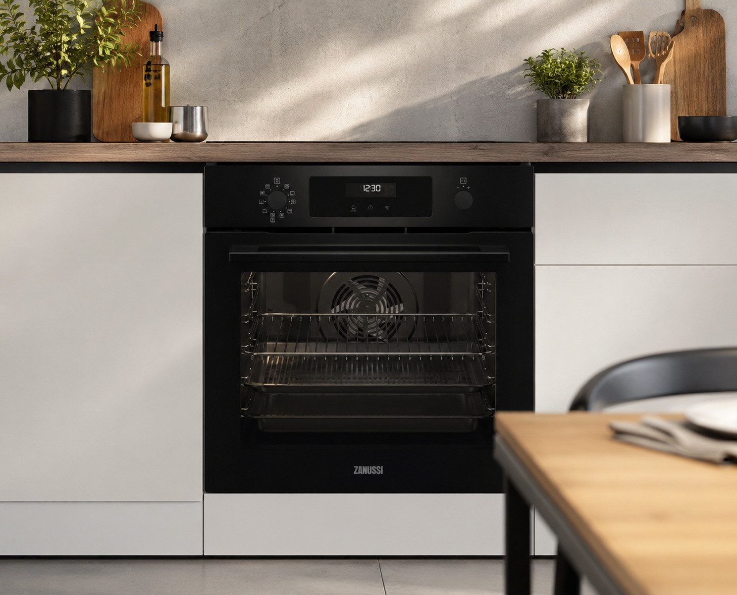 Zanussi Einbaubackofen ZOPKA6K2 Einbaubackofen 72 L AirFry Pyrolyse Heißluft Grill Schwarz, mit Schienen, AirFry, Pyrolyse, 72 L Garraum, Mehrebenen-Garen, LED-Timer