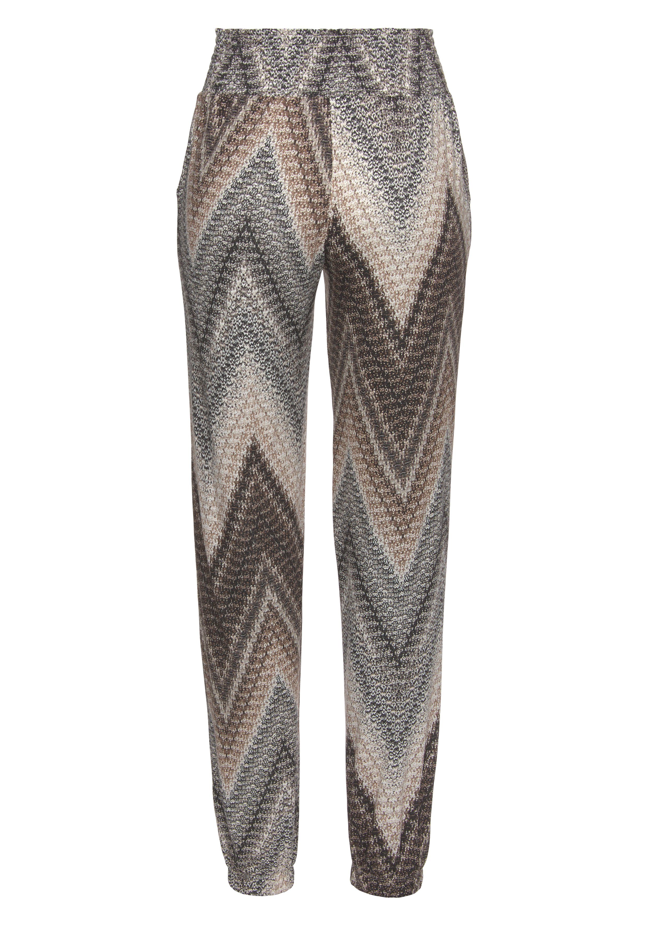 LASCANA Jerseyhose aus angenehmer, leichter Viskose für den Sommer, Schlupfhose mit Alloverprint und Taschen, Stretchbund, Strandhose, Sommerhose – Bild 4 von 5