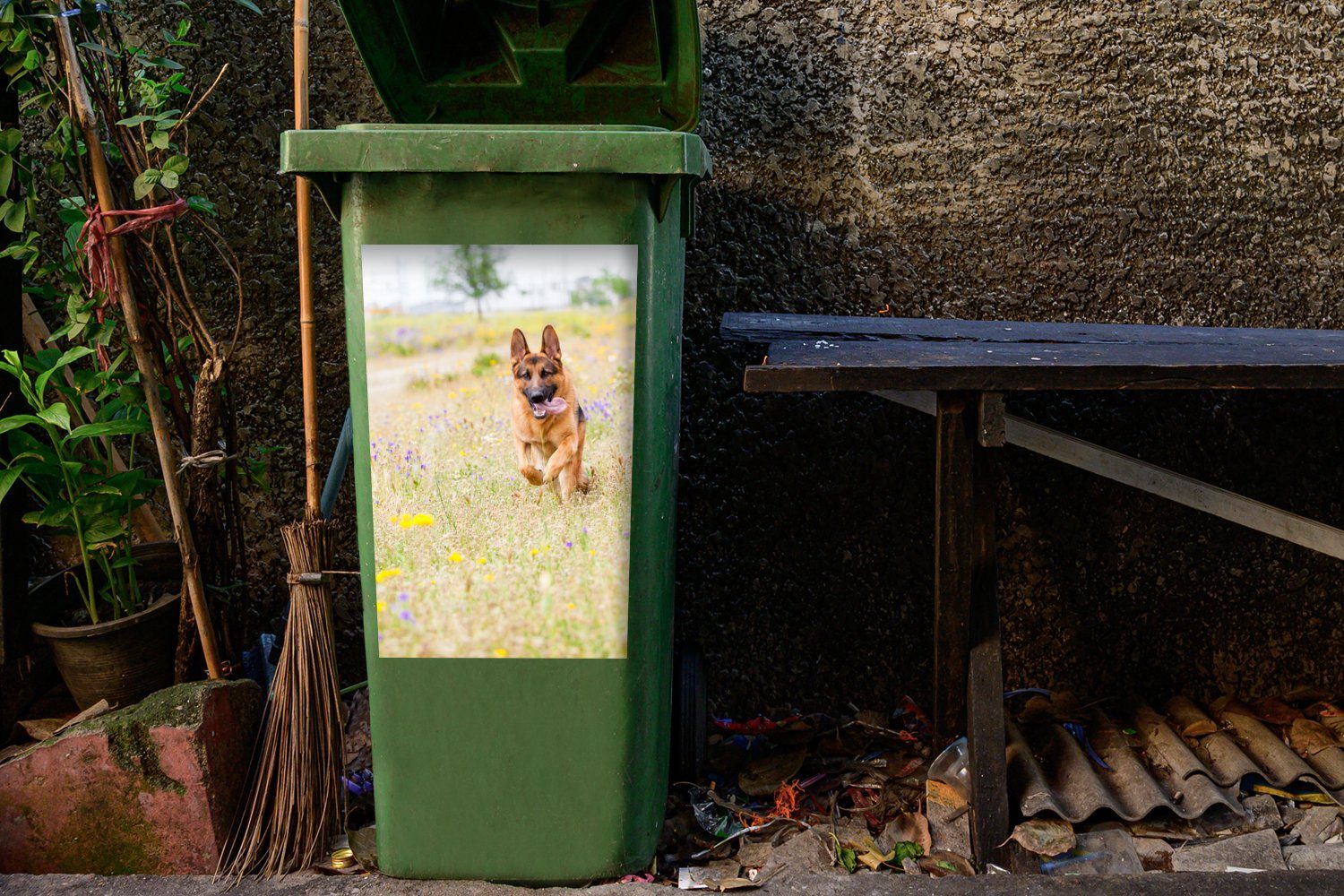 Container, Sticker, St), Wandsticker bunten MuchoWow spaziert Schäferhund zwischen Deutscher (1 Mülleimer-aufkleber, Abfalbehälter Blumen Mülltonne,