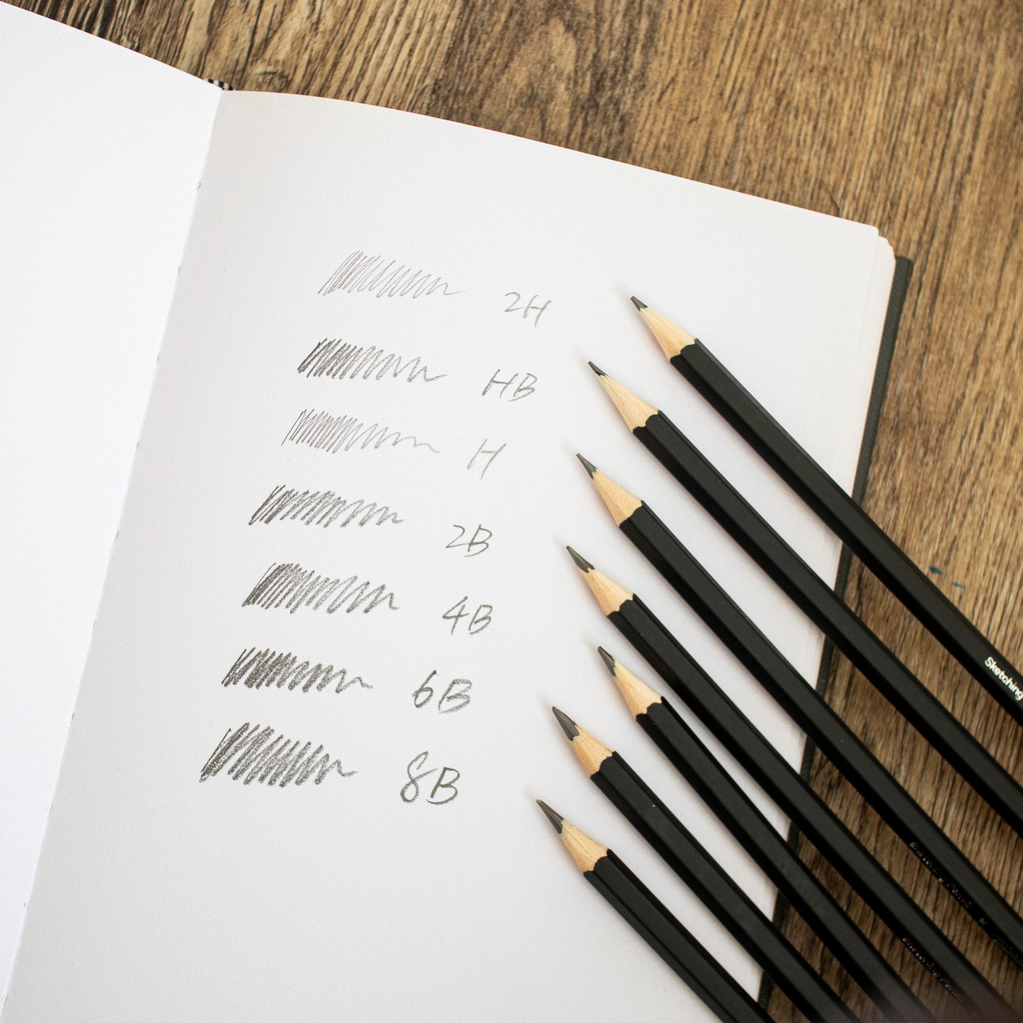 Mont Marte Bleistift - Skizzierstifte Set 10 tlg. – Kohlestifte Set verschiedene Härtegrade, (10-tlg., SIGNATURE), für feine Linien, Schattierungen & Zeichnunge – Bild 5 von 5