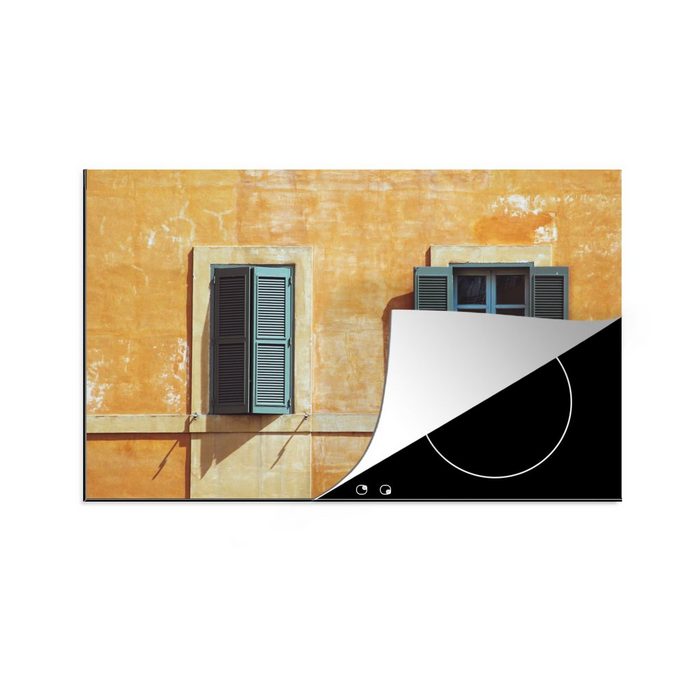MuchoWow Herdblende-/Abdeckplatte Zwei Fenster mit Fensterläden vor einer orangefarbenen Wand in Rom Vinyl (1 tlg) Ceranfeldabdeckung für die küche Induktionsmatte