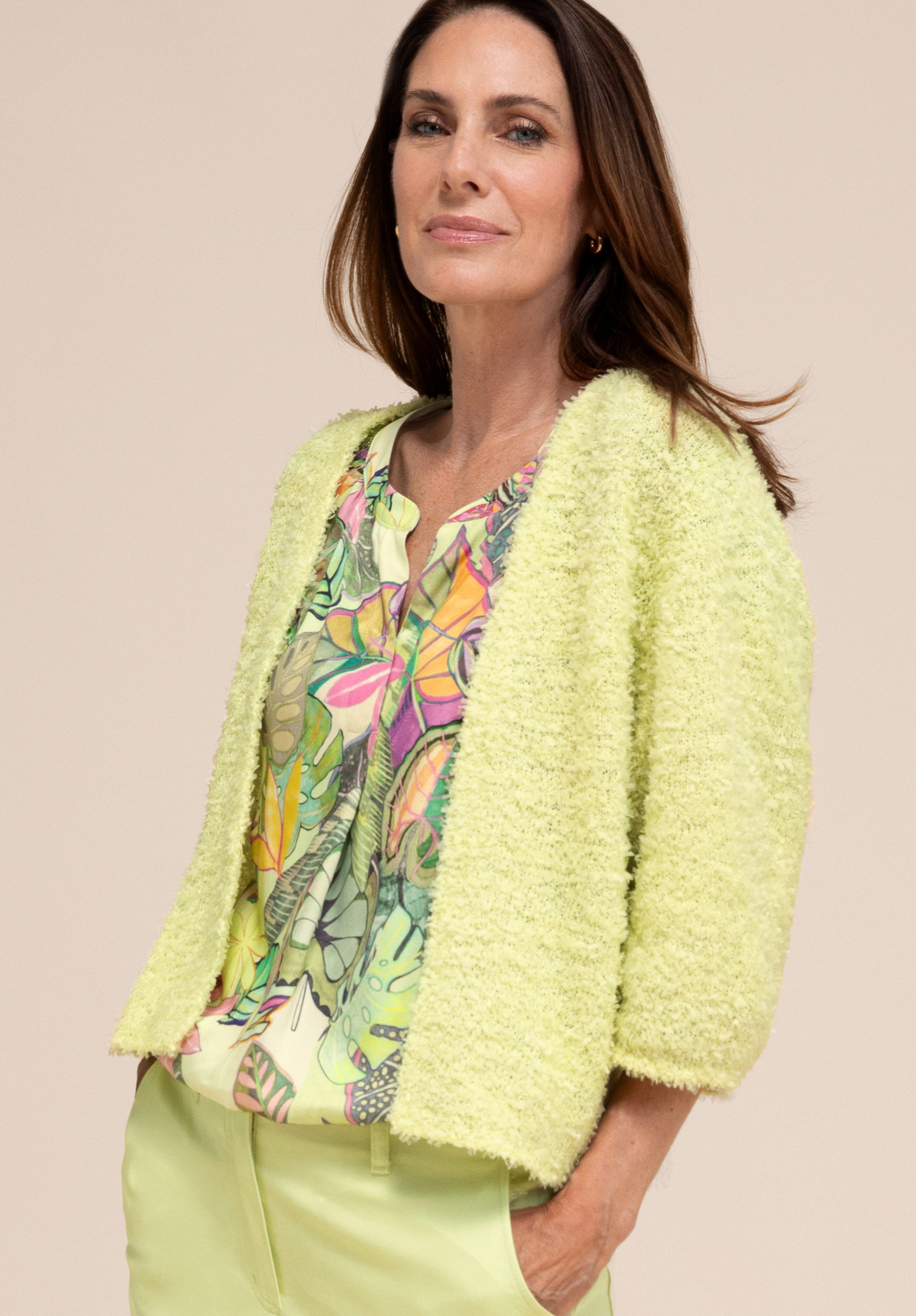 bianca Strickjacke HERDIS aus Fancy-Bändchengarn – Bild 4 von 5