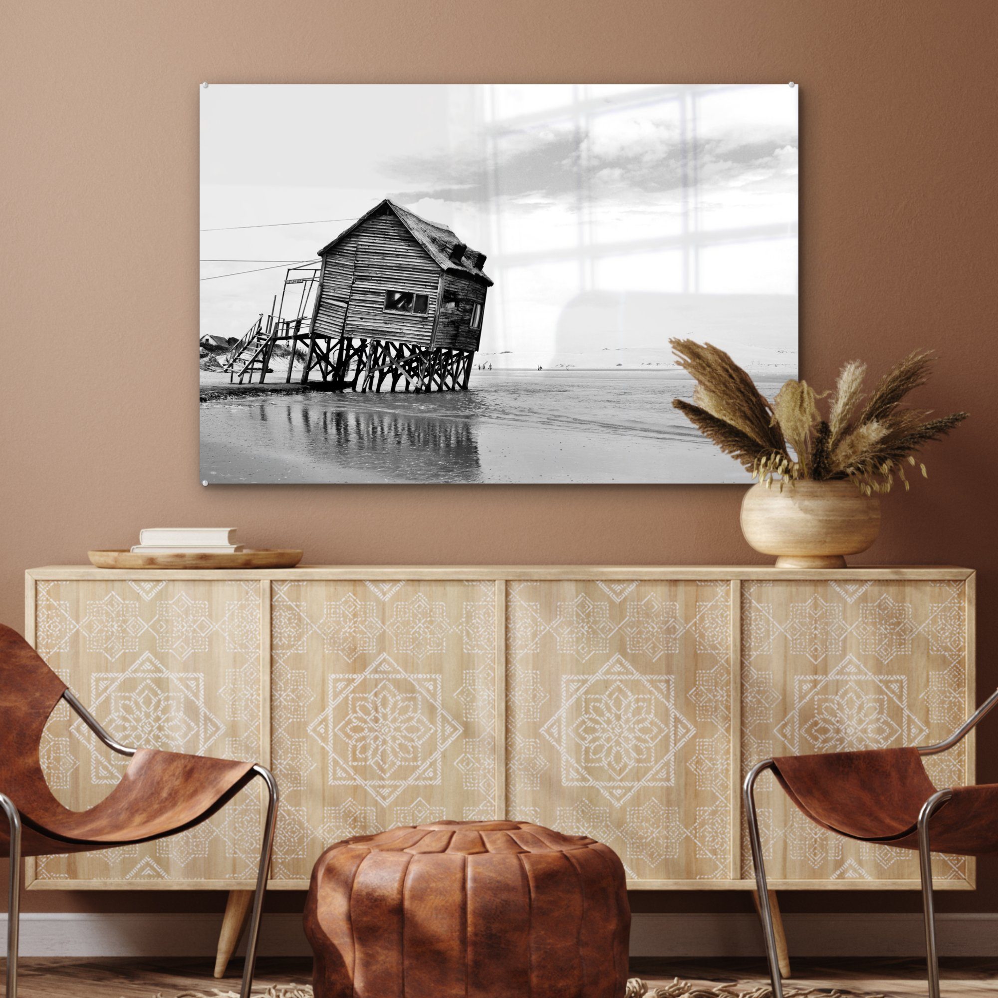 Hütte & Wohnzimmer - (1 Schlafzimmer Acrylglasbilder und St), MuchoWow Acrylglasbild Strand am Verlassene schwarz weiß,