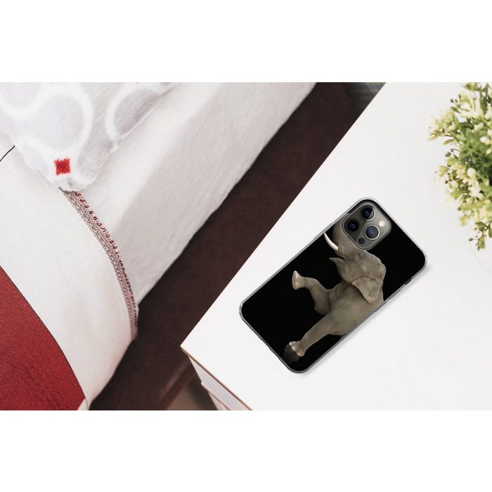 MuchoWow Handyhülle Elefant mit erhobenem rechten Bein auf schwarzem Hintergrund Handyhülle Apple iPhone 12 Pro Max Smartphone-Bumper Print Handy
