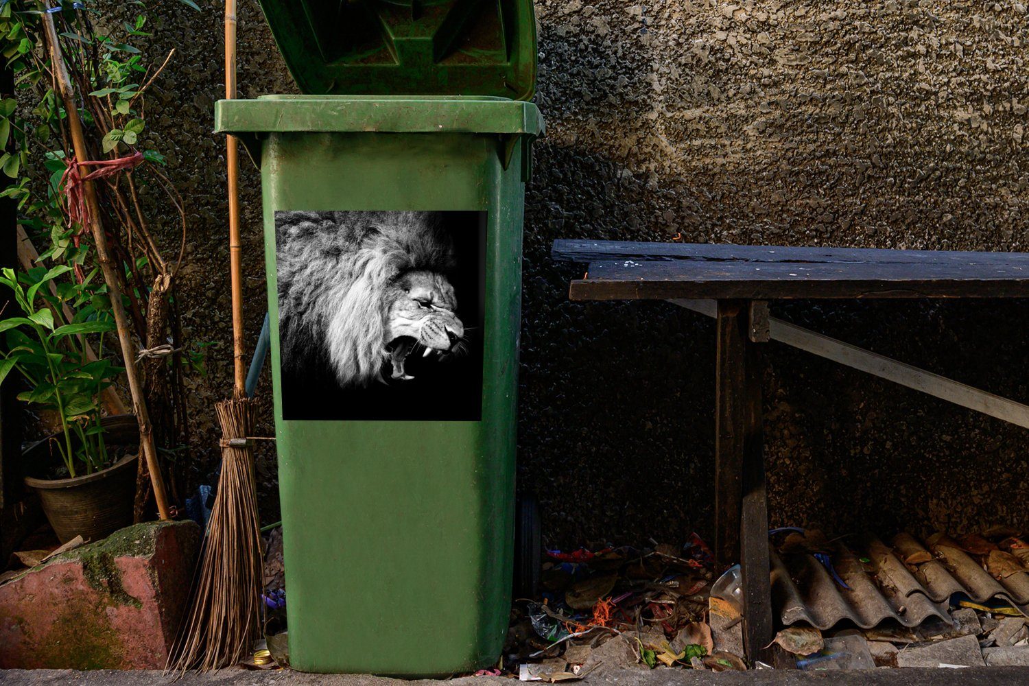 Wandsticker Tiere - St), Container, Mülleimer-aufkleber, MuchoWow Löwe (1 Schwarz Mülltonne, - Weiß - Abfalbehälter - Sticker, Porträt