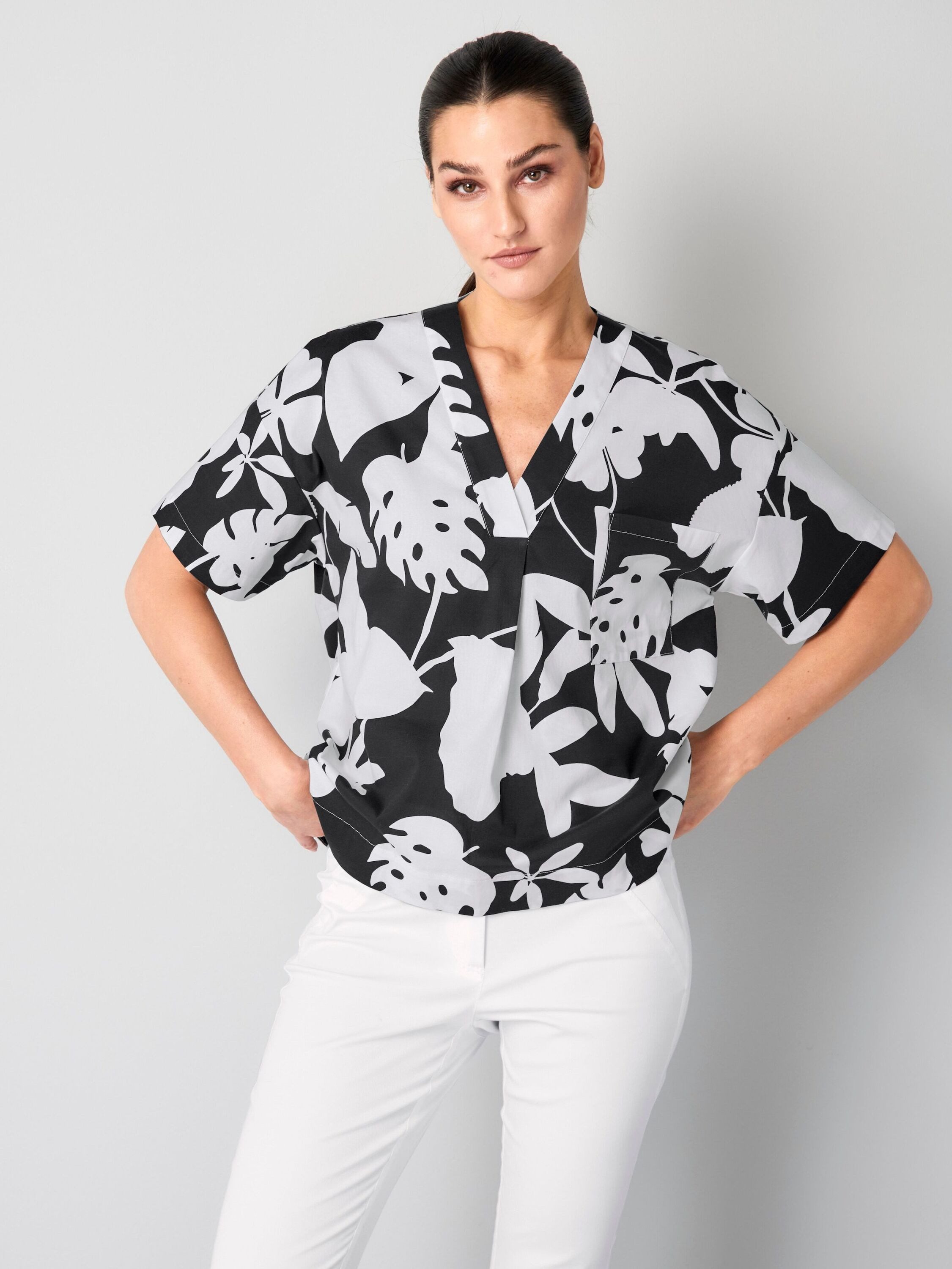 Alba Moda Shirtbluse Florale Shirtbluse mit Halbarm Geblümtes Design, V-Ausschnitt, ohne Verschluss, modisch elegant