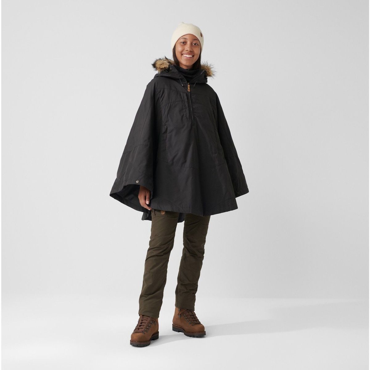 Fjällräven Outdoorjacke Luhkka Elegantes Cape für vielseitige Outdoor-Aktivitäten, bietet Schutz vor