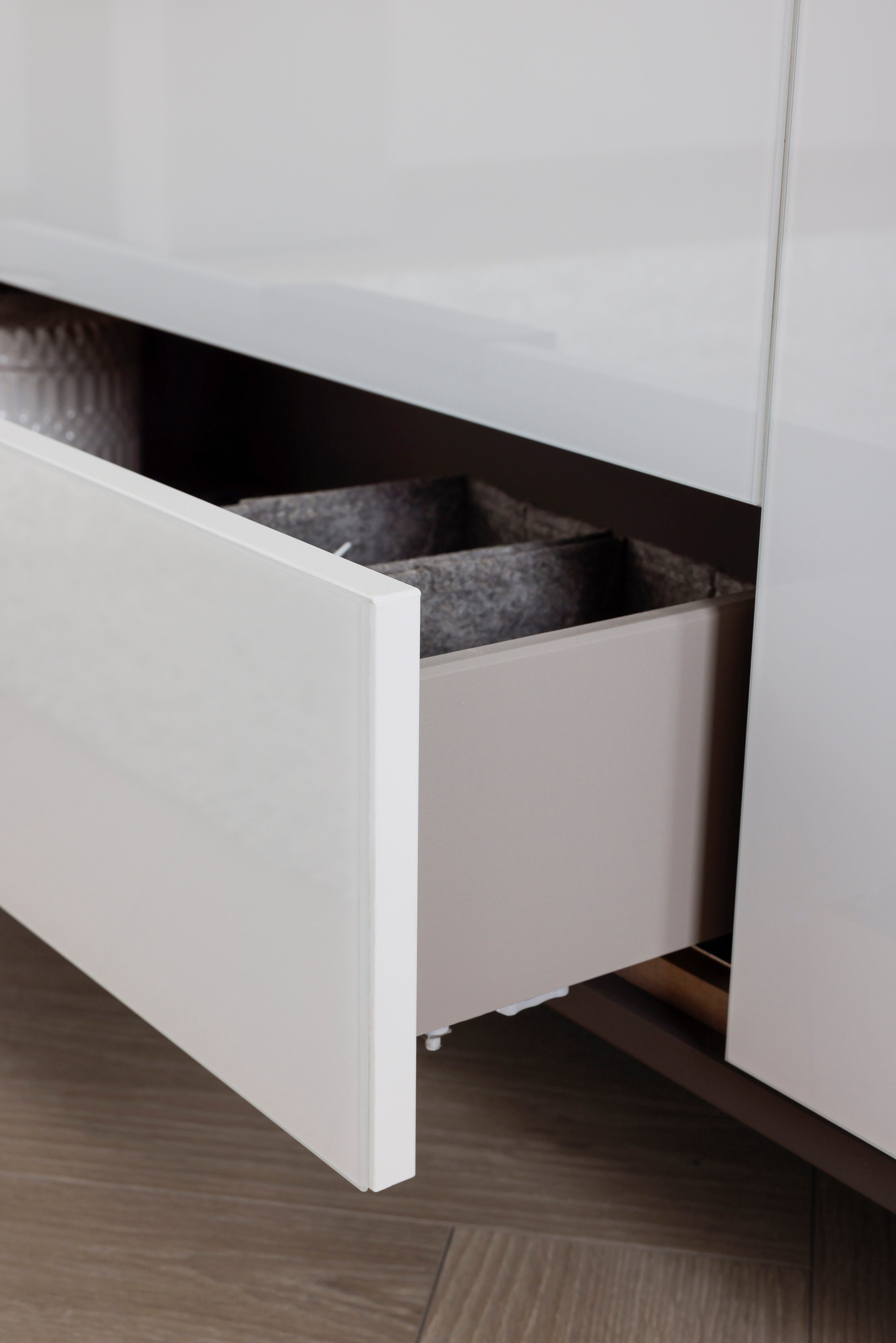 rauch Nachtkommode Nachttisch Nachtschrank Nachtkonsole FLIPP mit Glasfront (Breite 40 cm), mit 3 Schubladen und Soft-Close-Funktion, Oberboden und Front Glas – Bild 5 von 5