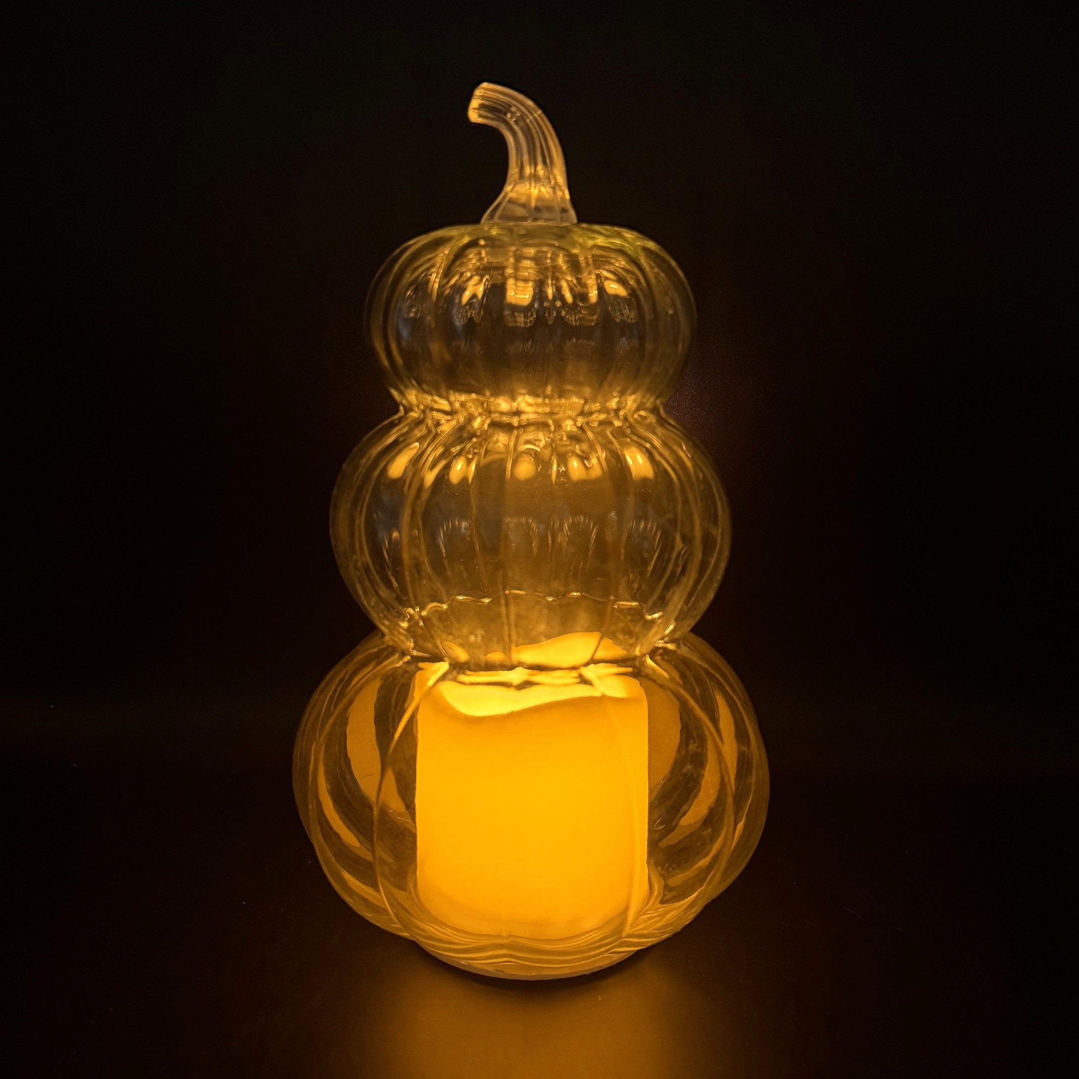 Online-Fuchs LED-Dekofigur Kürbis aus Glas mit LED-Kerze und 6-Stunden Timer - Herbstdeko (warmweiße Beleuchtung, Flackereffekt oder Standlicht wählbar), sanftes Kerzenlicht macht die Kürbisse zu einem stilvollen Highlight