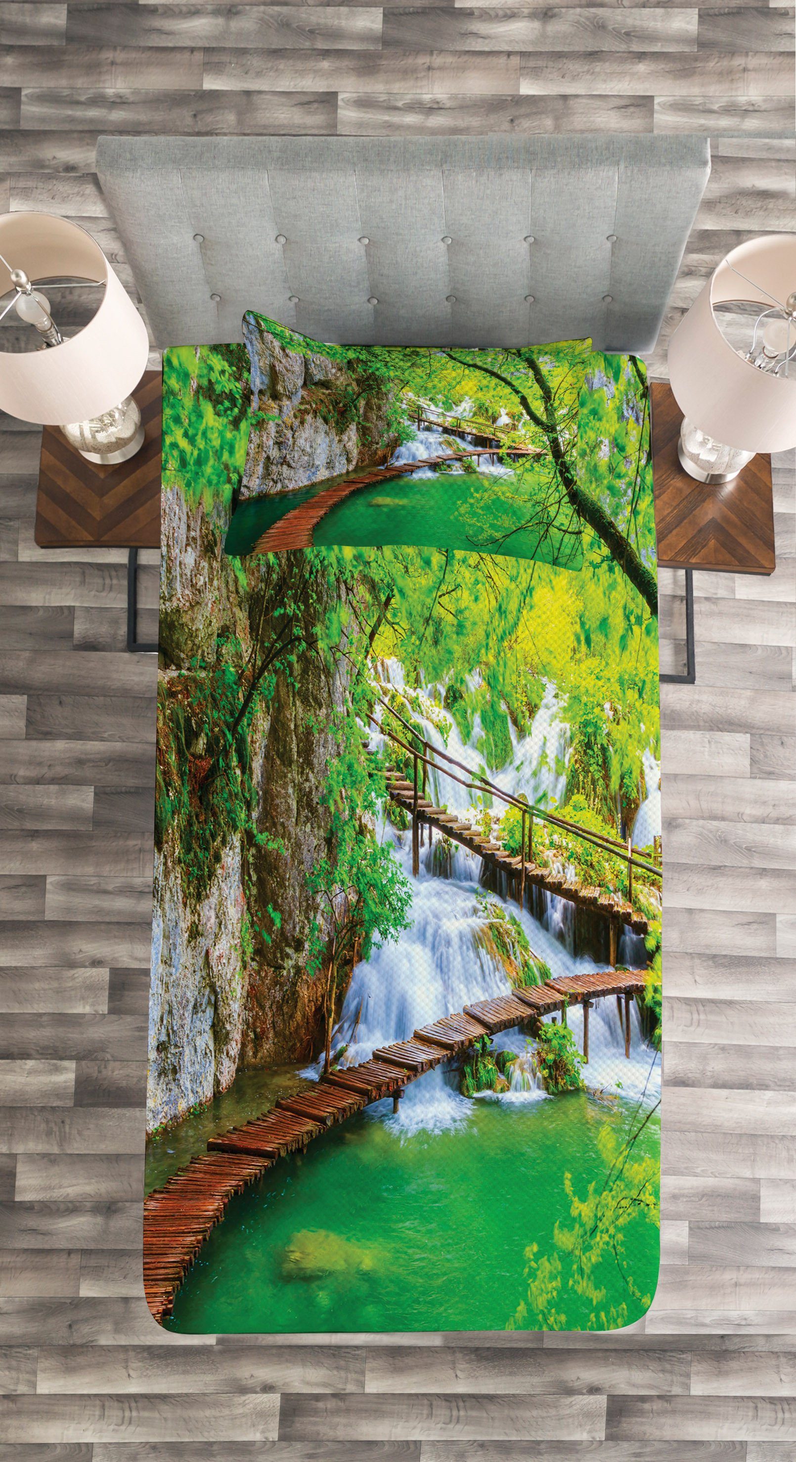 Tagesdecke Set mit Kissenbezügen Waschbar, Cascade im Bäume Grünen Abakuhaus, Natur