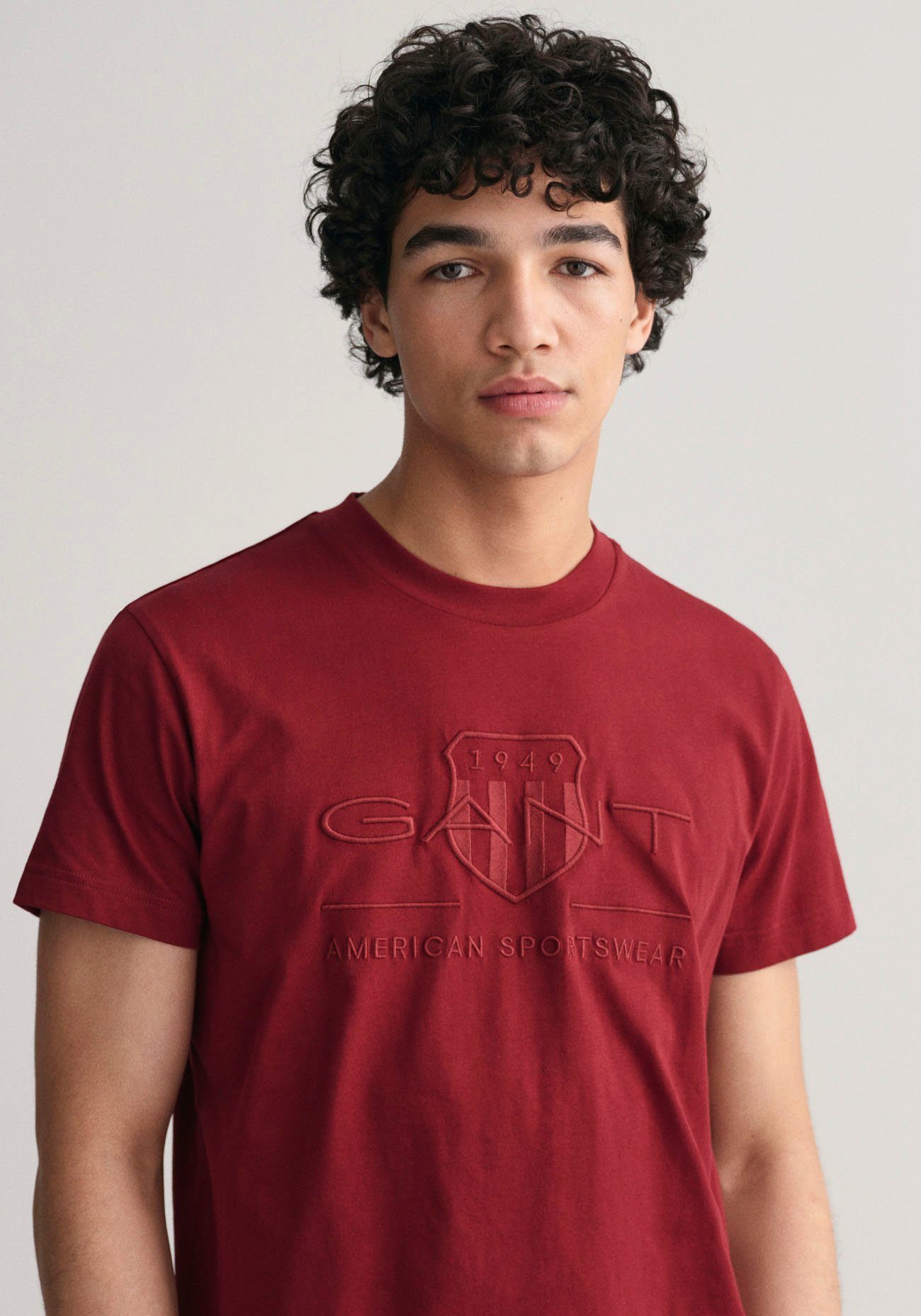 Gant T-Shirt D.1 GANT PRIDE PLUMPED Brust Logostickerei auf mit PIQUE RED der