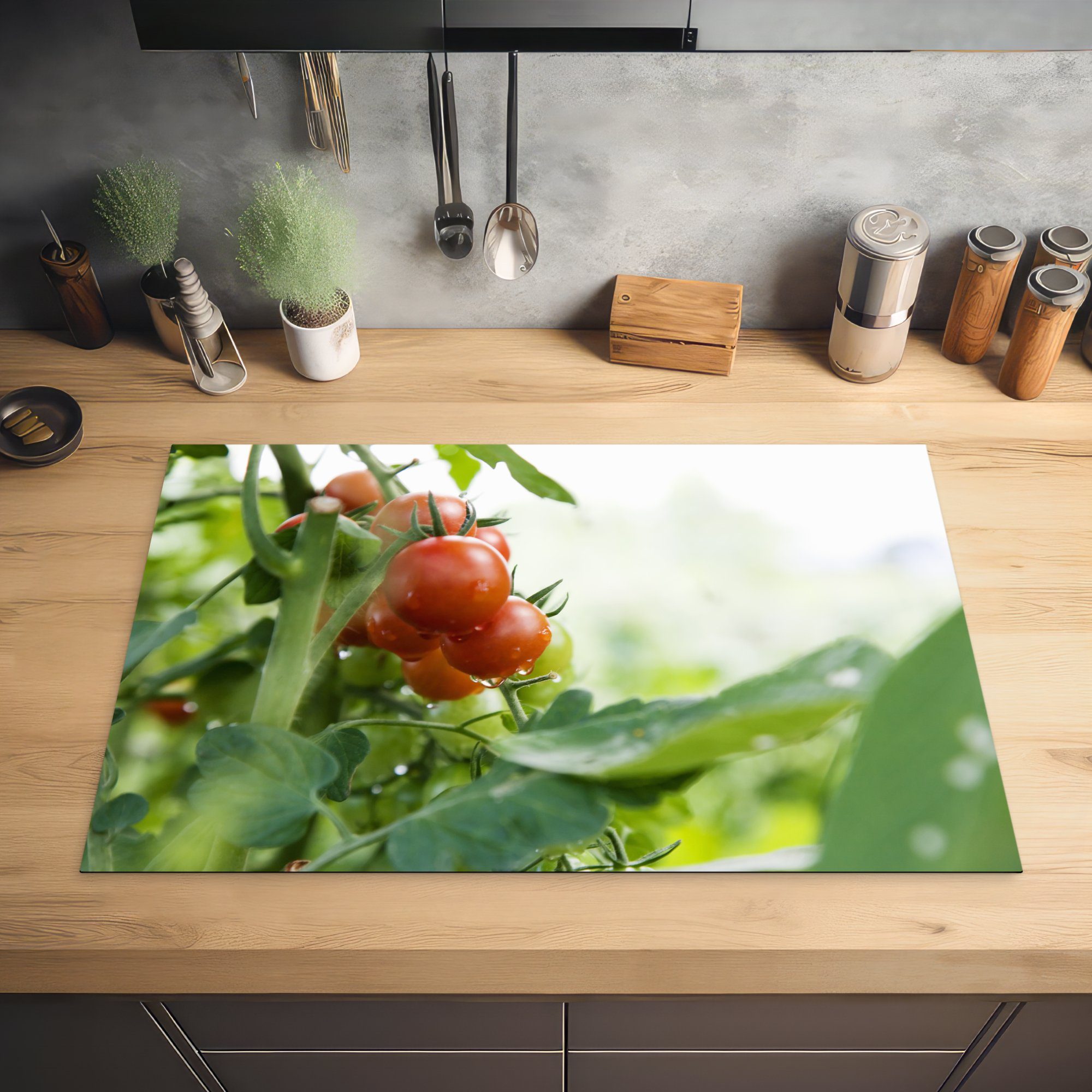 Blättern, Schutz küche, auf mit Induktionskochfeld Herdblende-/Abdeckplatte Vinyl, Zweig für die Ceranfeldabdeckung tlg), Reife MuchoWow grünen einem 81x52 cm, Tomaten (1