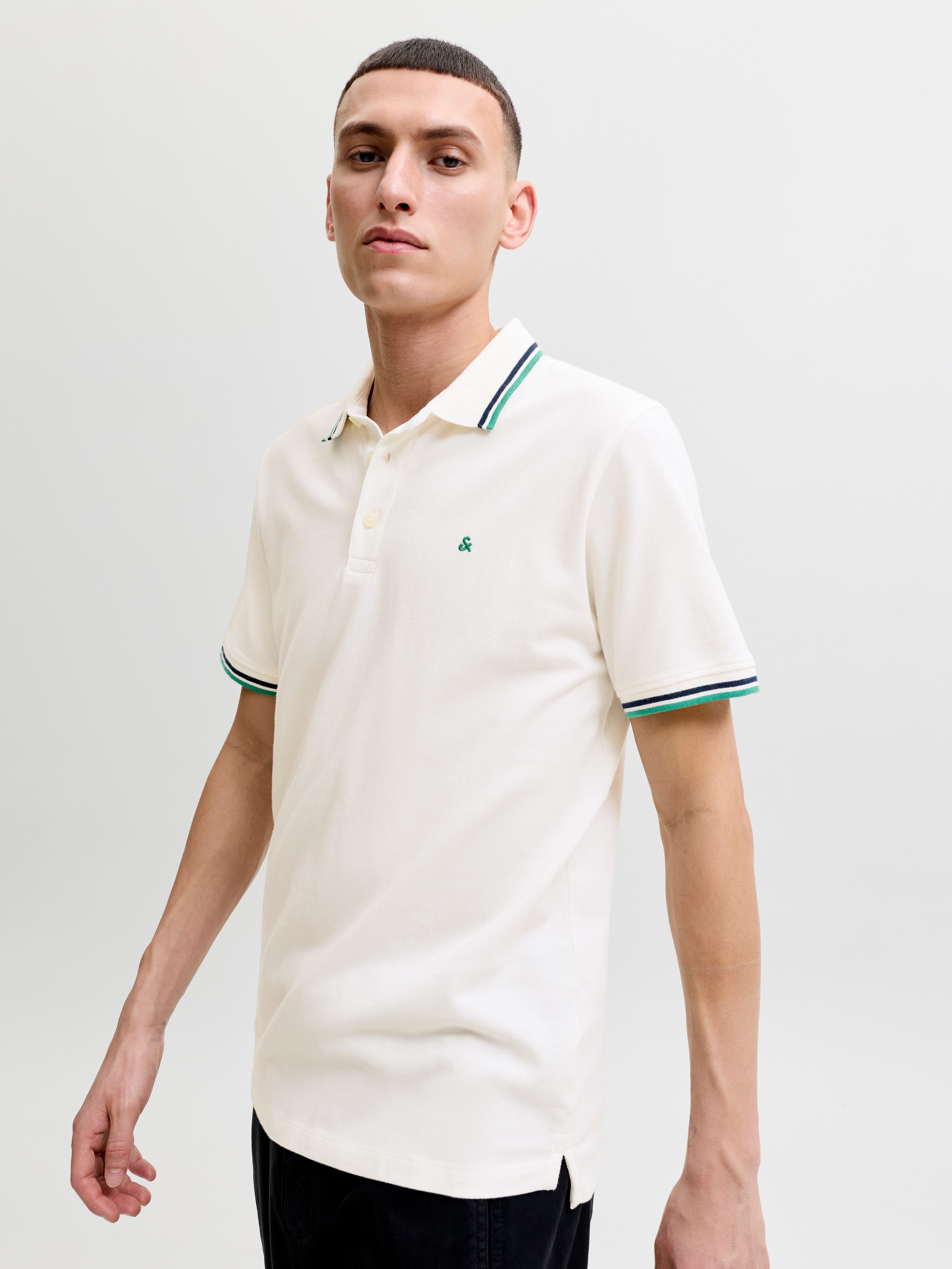 Jack & Jones Poloshirt JJEPAULOS Poloshirt mit klassischem Kragen und figurbetonter Form Logostickerei, modisch, schmal, Baumwolle, Polokragen