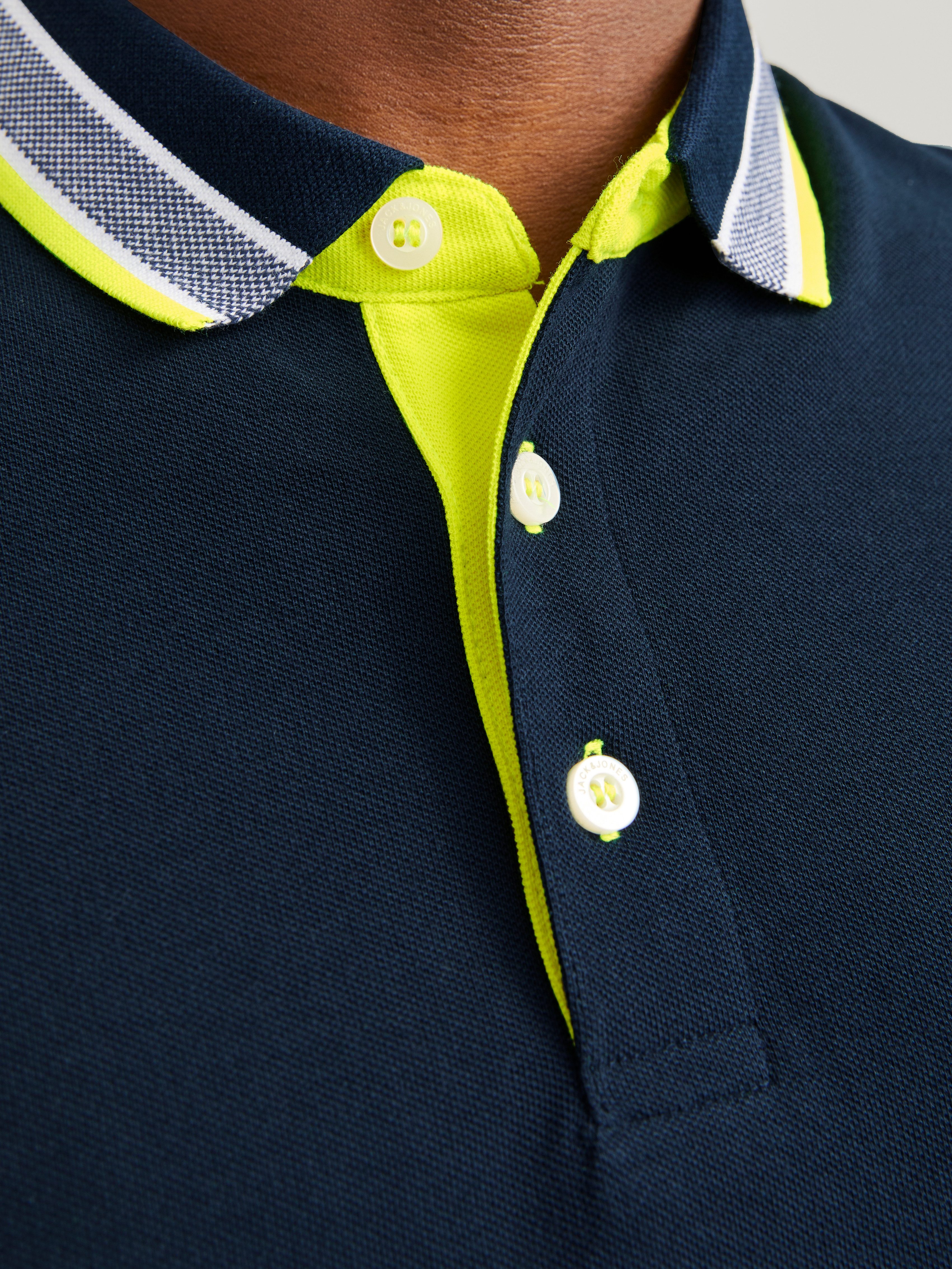 Jack & Jones Poloshirt JJEPAULOS Poloshirt mit klassischem Kragen und figurbetonter Form Logostickerei, modisch, schmal, Baumwolle, Polokragen