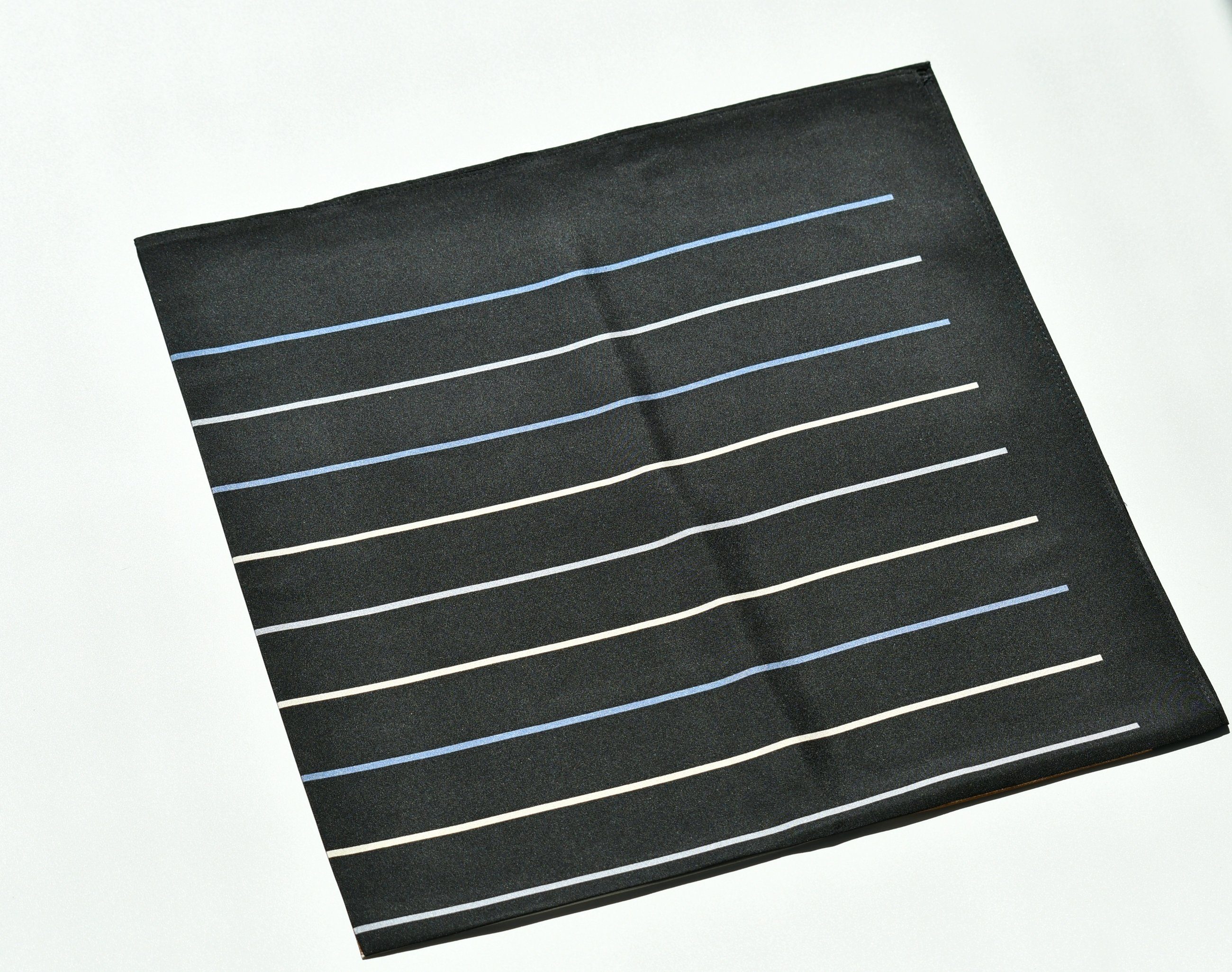 den Schal Blue (Einzelstück), 100 Muster-2 cm, Größen Chilli Maulbeerseide, 50 und Quadratischer cm 100 in Erhältlich ganzjährig, aus % Eleganz Damenschal