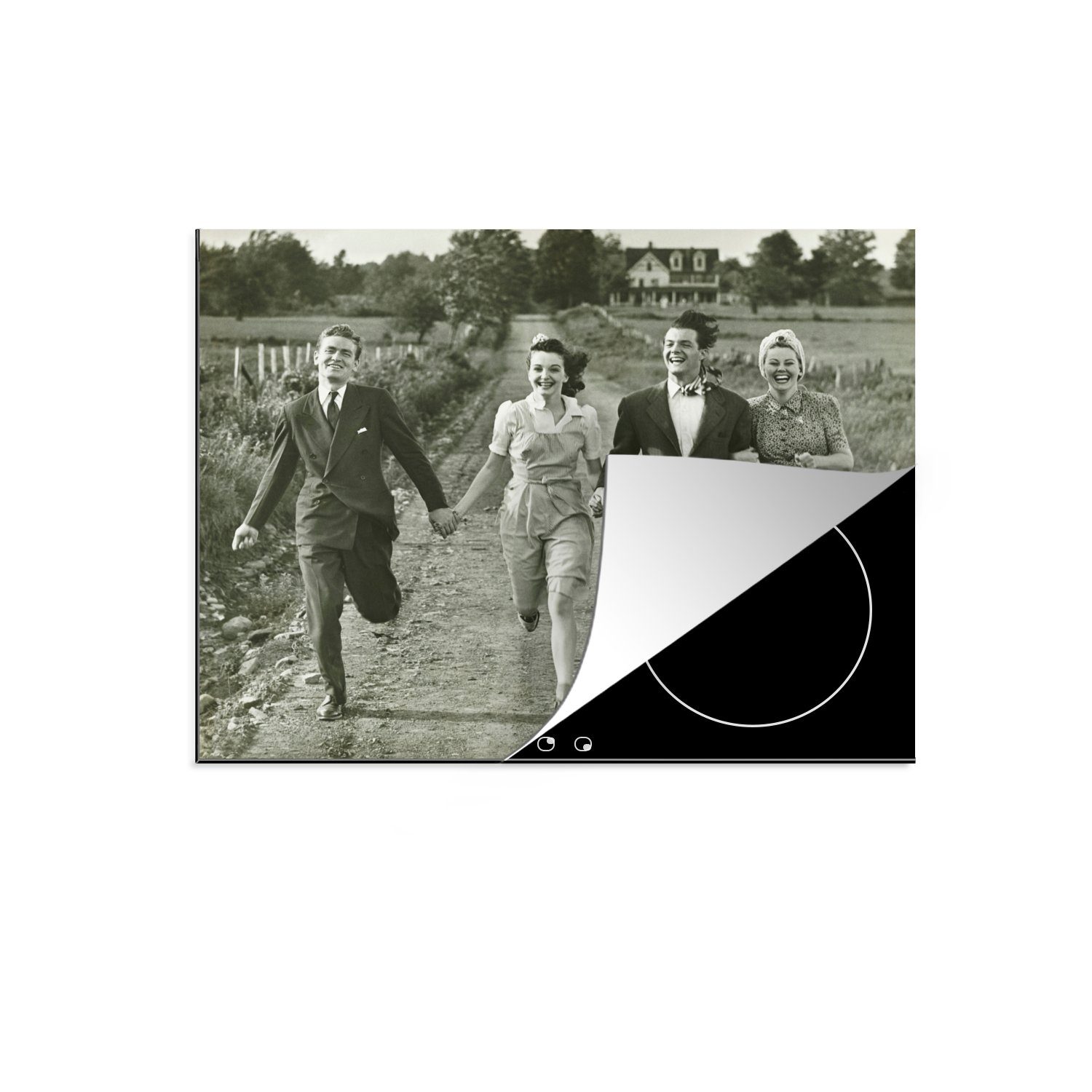 MuchoWow Herdblende-/Abdeckplatte Vintage-Porträt von zwei Paaren auf dem Lande in schwarz-weiß, Vinyl, (1 tlg), 70x52 cm, Mobile Arbeitsfläche nutzbar, Ceranfeldabdeckung