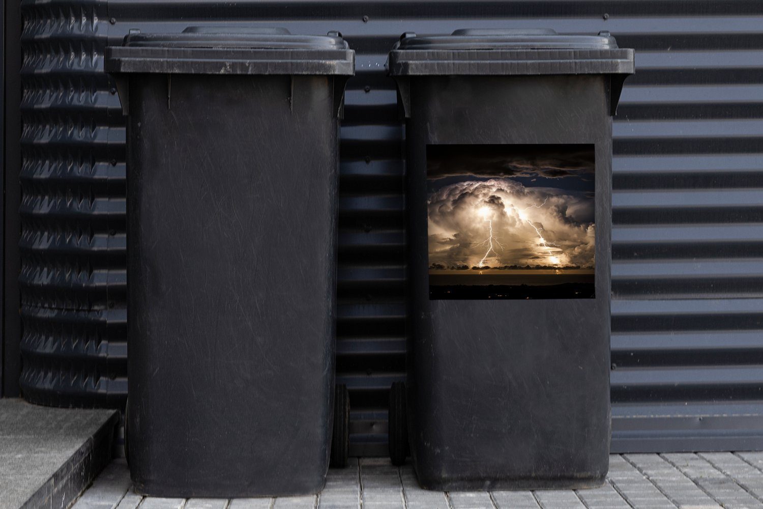 Abfalbehälter Byron Nacht MuchoWow Mülleimer-aufkleber, Mülltonne, St), (1 Container, Bay über Stürmische Wandsticker Sticker,