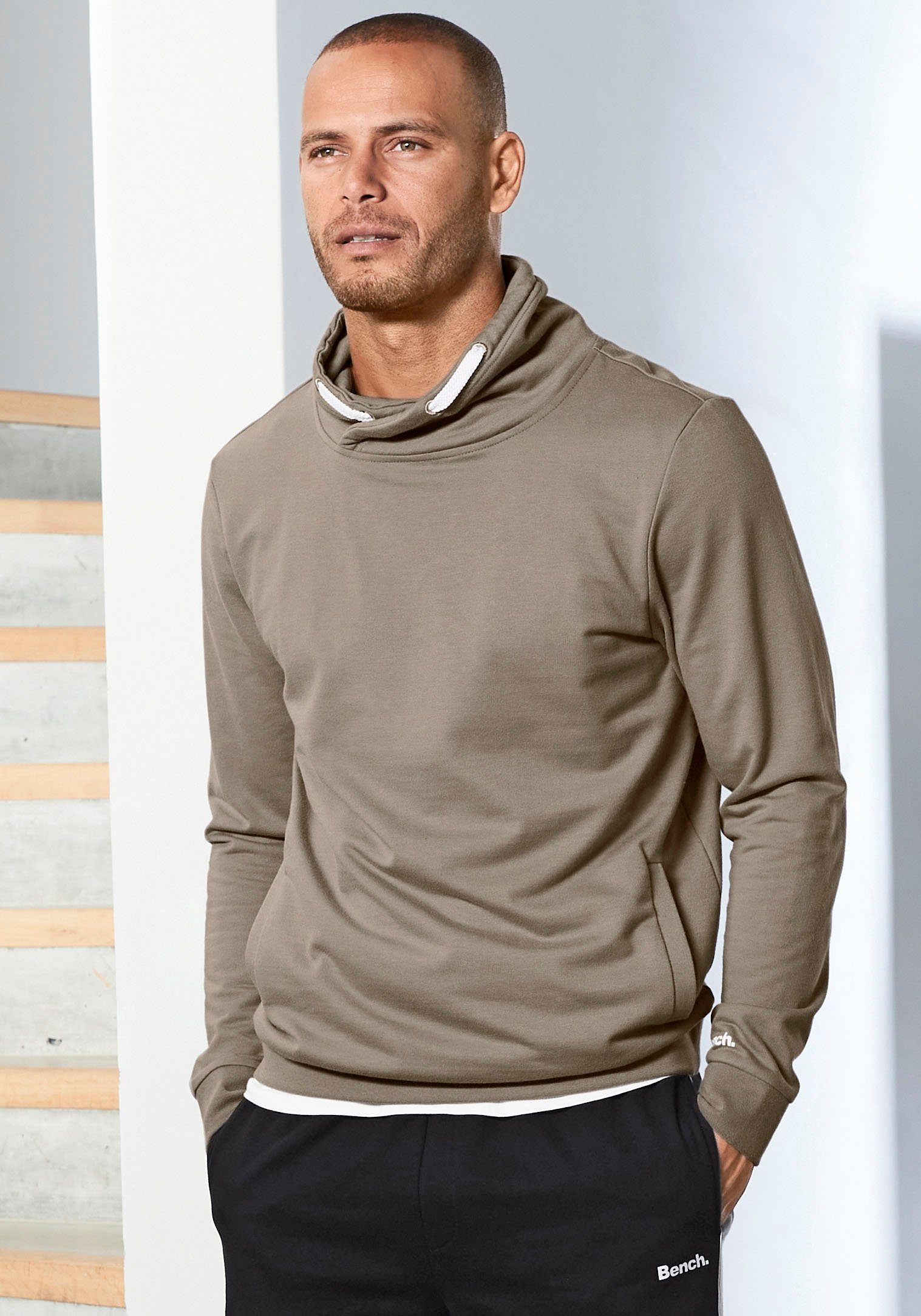 Bench. Loungewear Sweatshirt mit großem Stehkragen