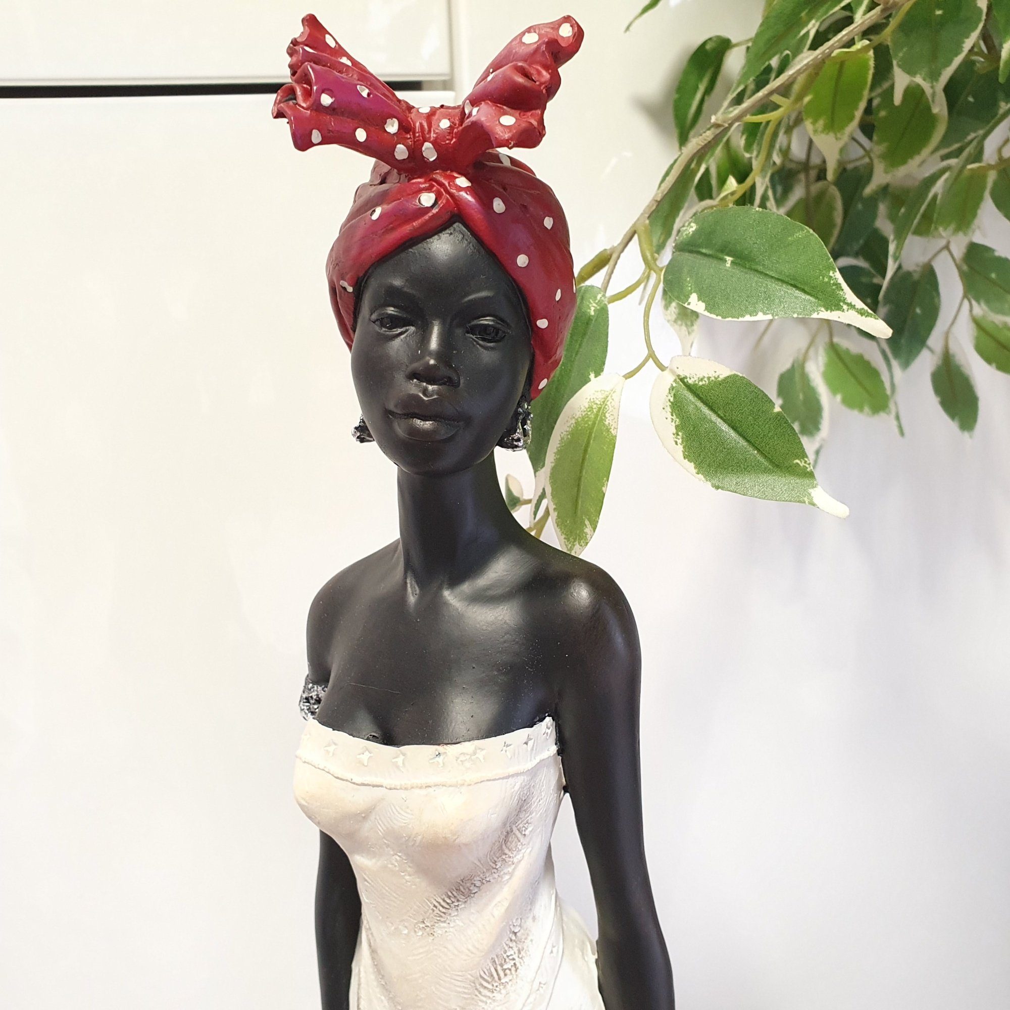 Aspinaworld Dekofigur Afrikanische Dekofigur der cm weiß Frau in 81 Obstkorb mit Hand