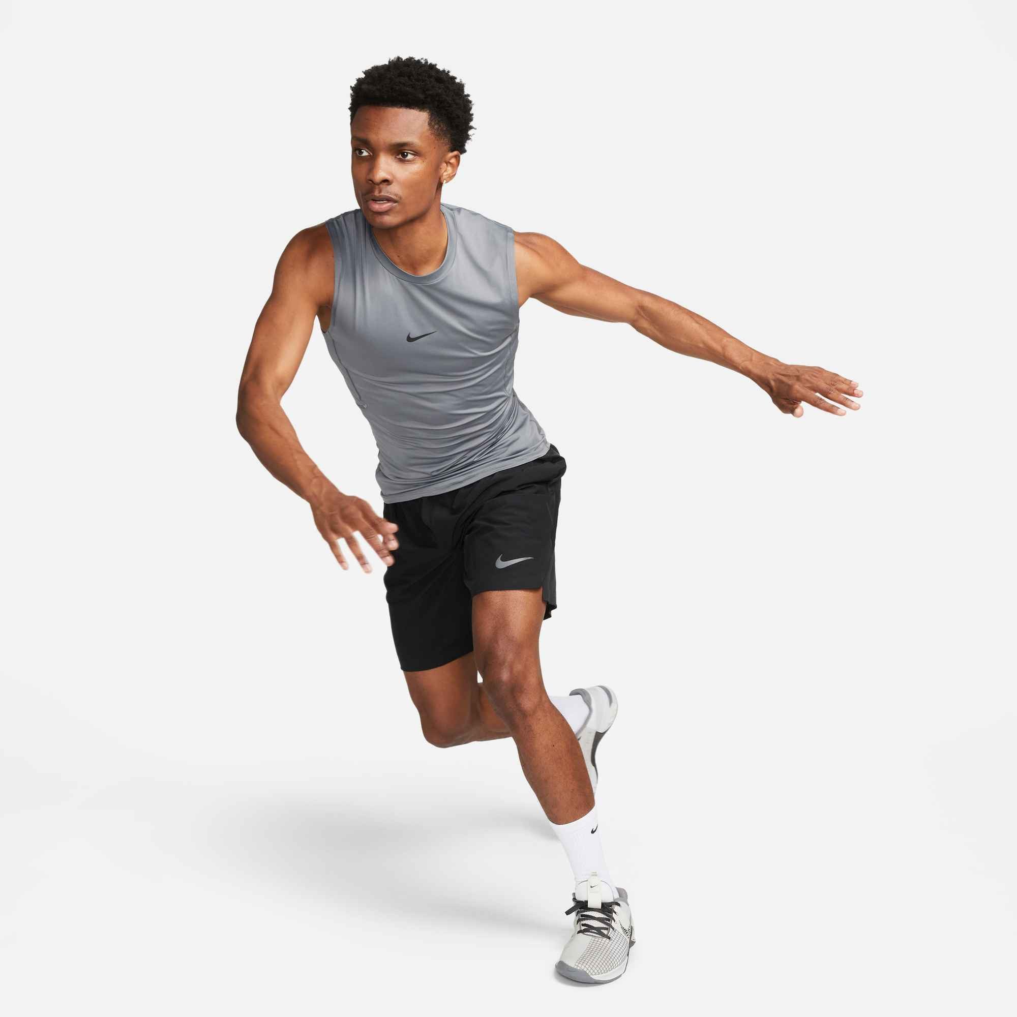 Nike Tanktop M NP DF TOP SL TIGHT schmal geschnitten, ärmelloses Design, mit rundem Saum – Bild 4 von 5