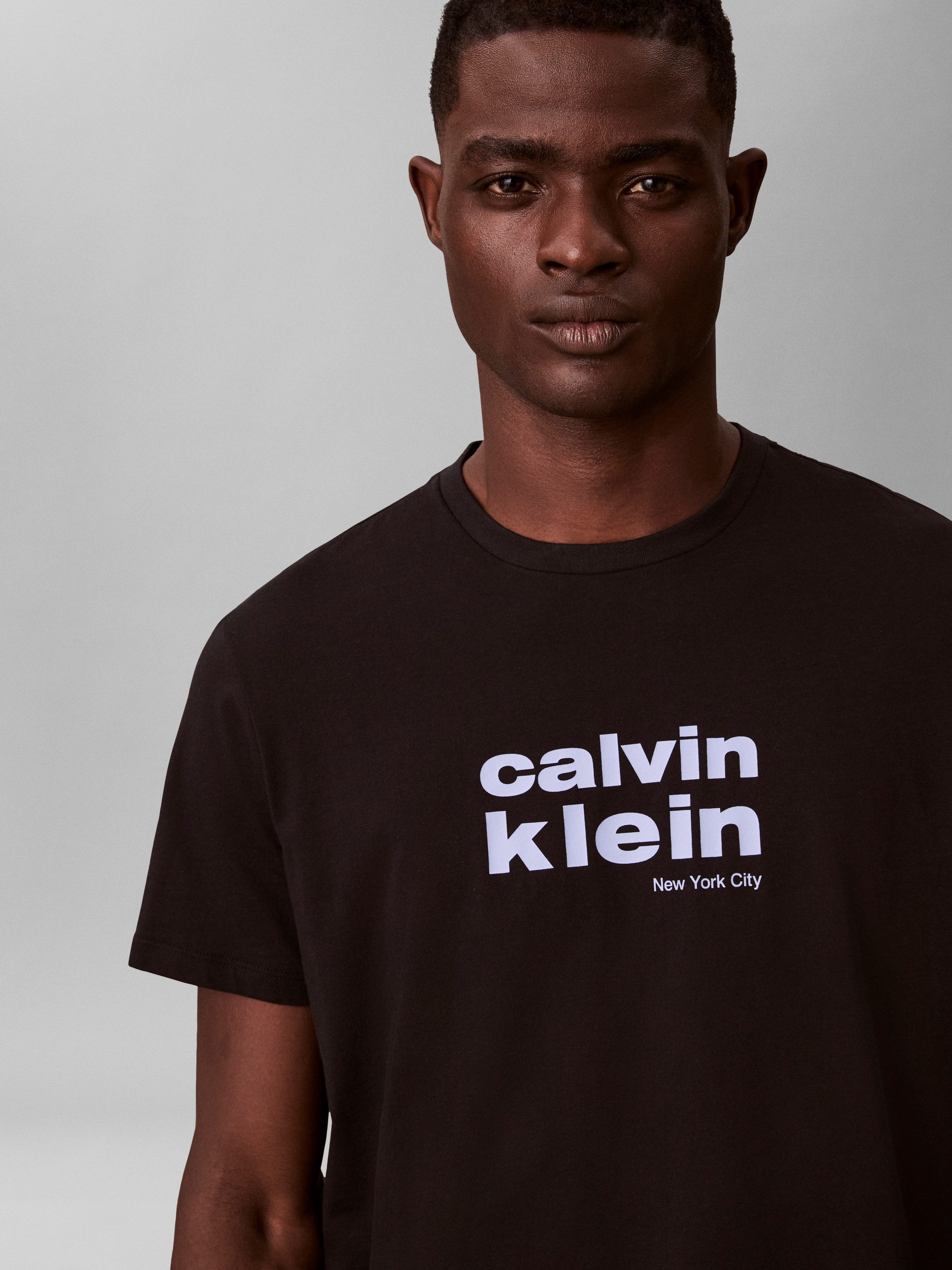 Calvin Klein Jeans T-Shirt Rundhalsausschnitt, Regular Fit, Logodruck – Bild 4 von 5