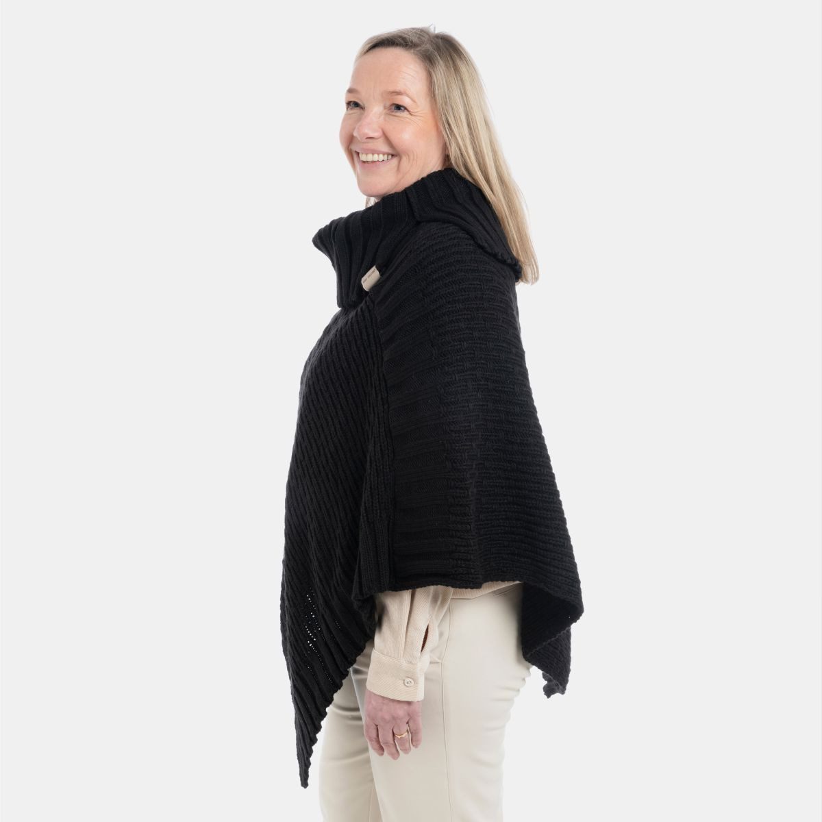 Knit Factory Strickponcho Nicky Ponchos One Size Glatt Schwarz (1-tlg) modern Strickware Strickartikel Poncho