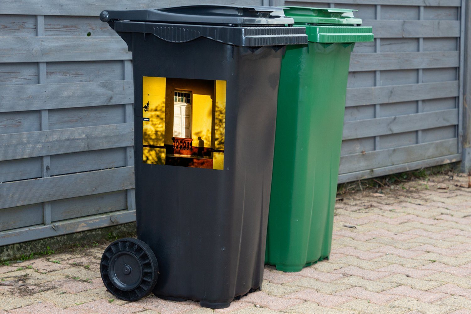 Tür MuchoWow Wandsticker - Abfalbehälter Mülleimer-aufkleber, (1 - Architektur Mülltonne, Gelb Sticker, - Schatten Container, St),