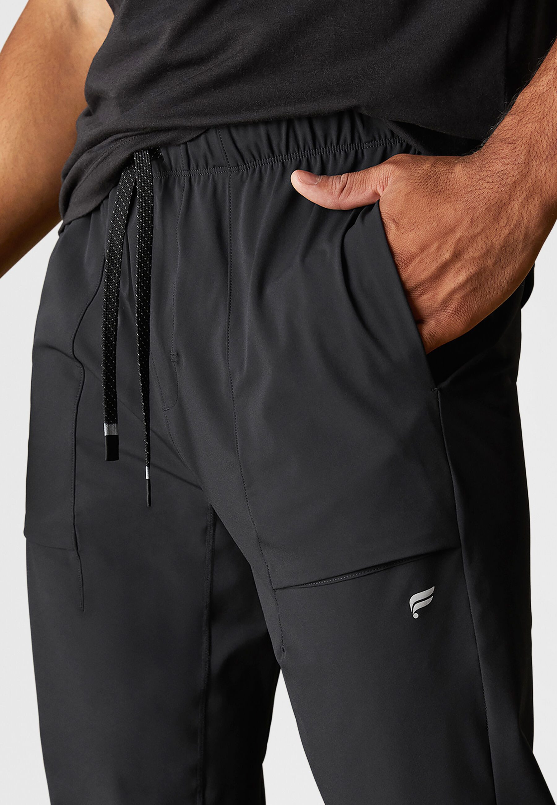Fabletics Trainingshose The One Jogger (1-tlg) aus Performance-Stoff und mit Reißverschlusstaschen