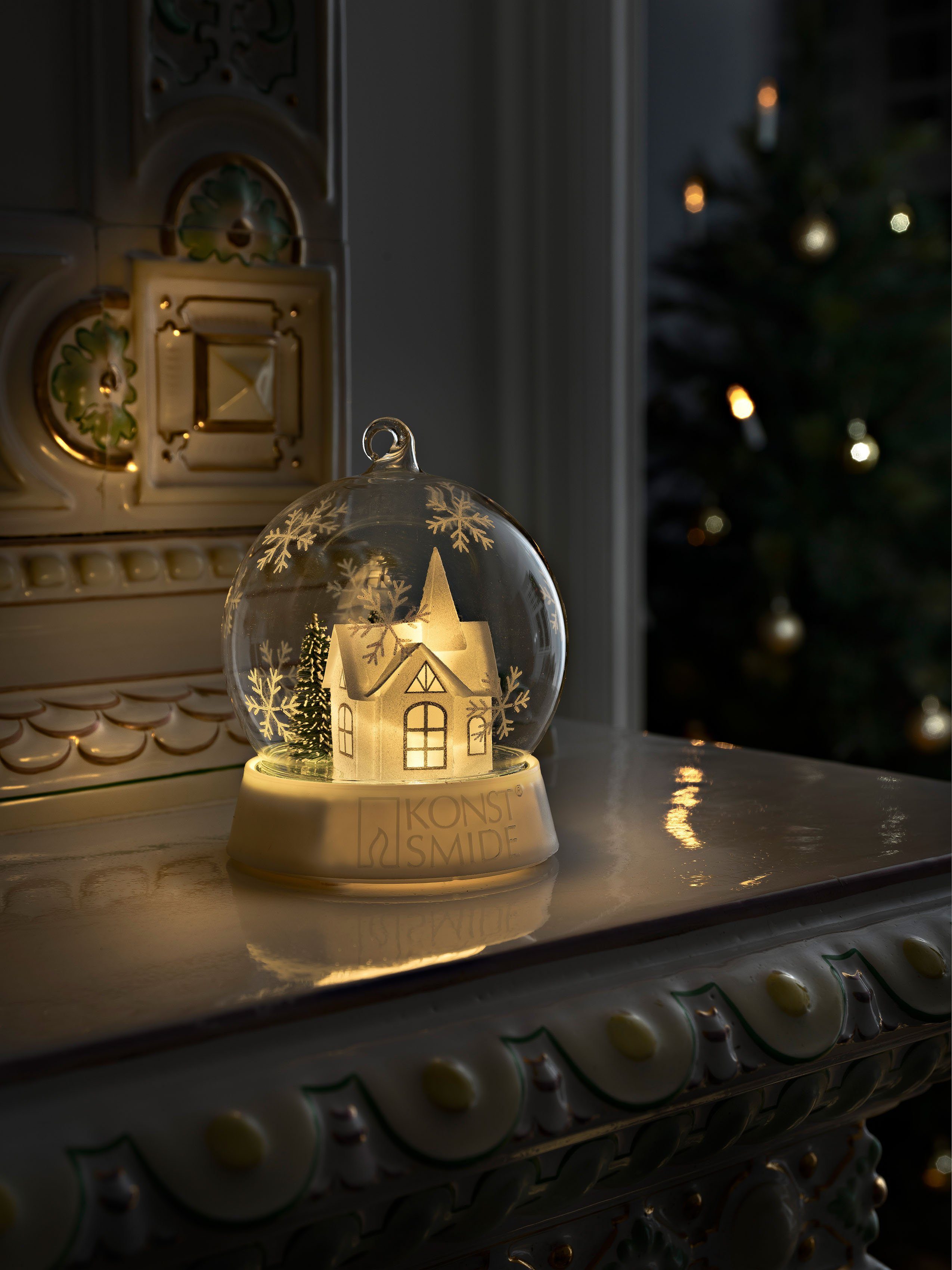 KONSTSMIDE LED Dekolicht Weihnachtsdeko, Timerfunktion, LED fest integriert,  Warmweiß, LED Dekoglaskugel Haus mit 3 Funktionen, batteriebetrieben, für  innen