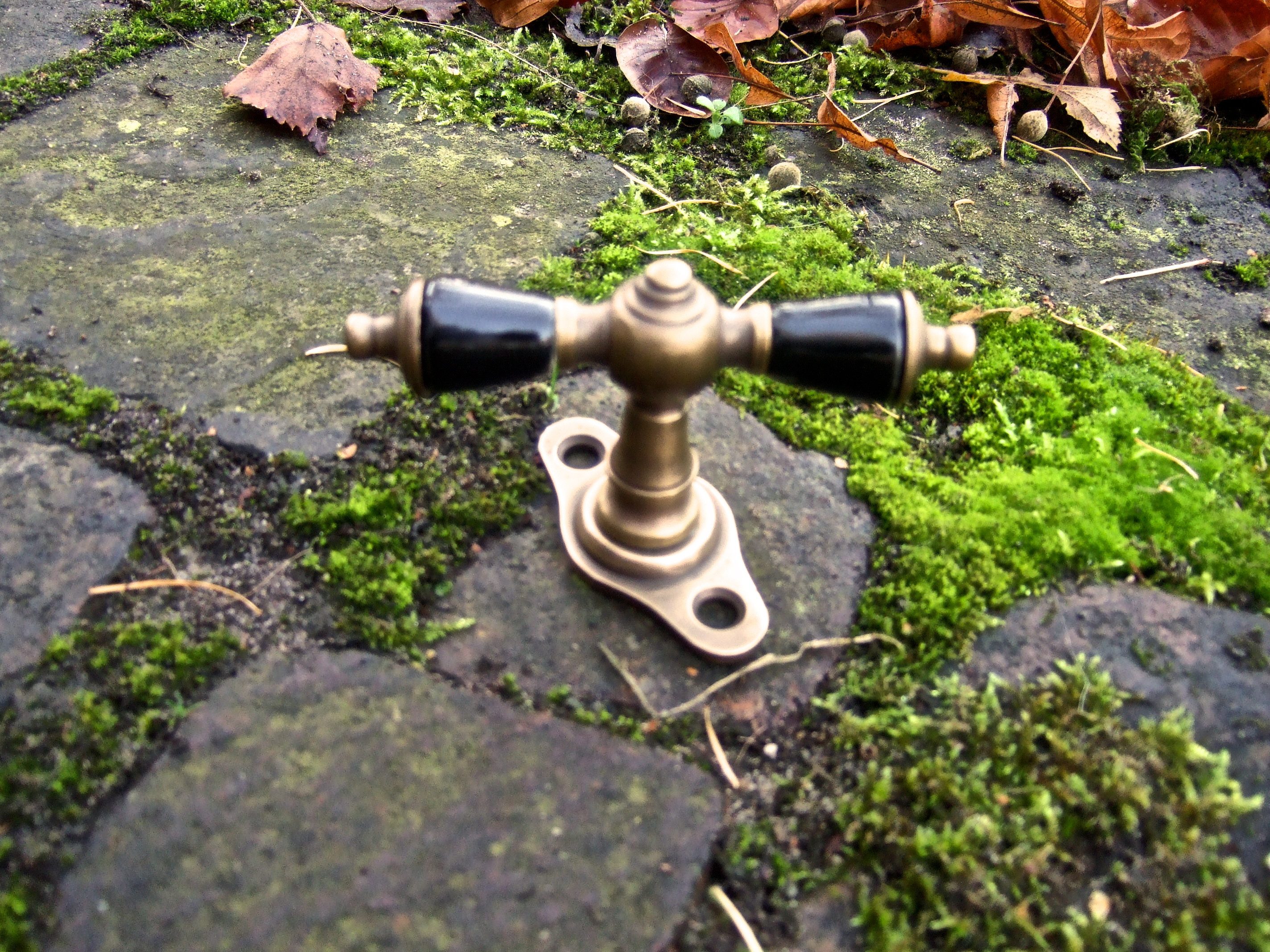 Antikas Fensterbeschlag Fenstergriff Messing, antike Fensterbeschläge, nachgefertigt Porzellan