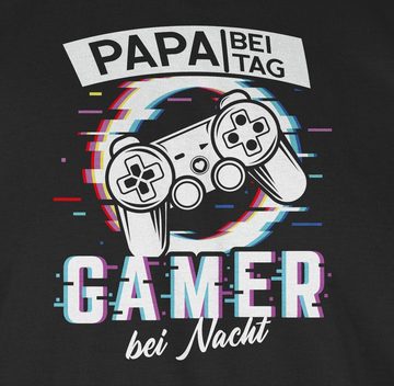 Shirtracer T-Shirt Papa bei Tag - Gamer bei Nacht - Glitch Vatertag Geschenk für Papa