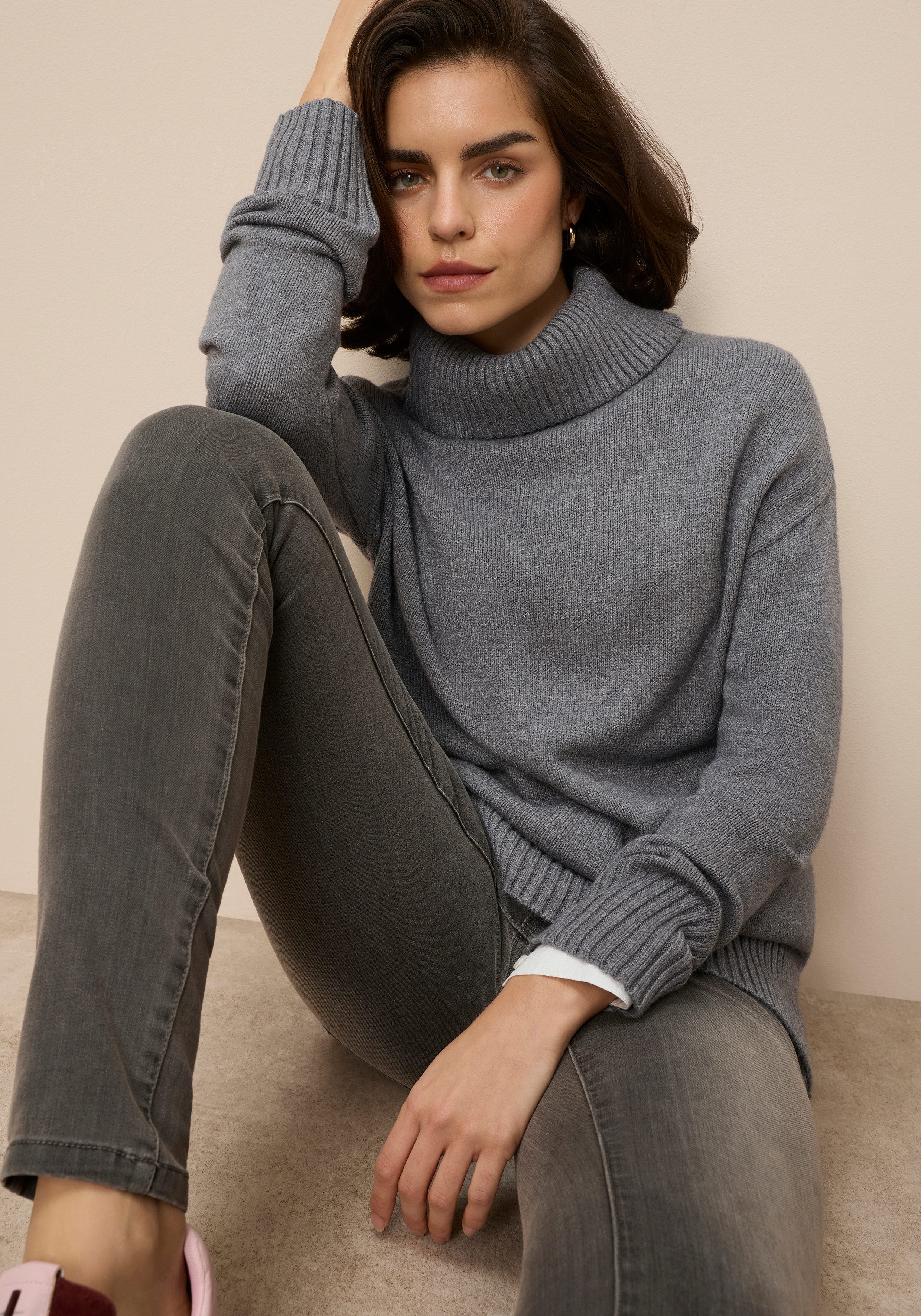 Tamaris Rollkragenpullover in lässiger Form mit seitlichen Schlitzen