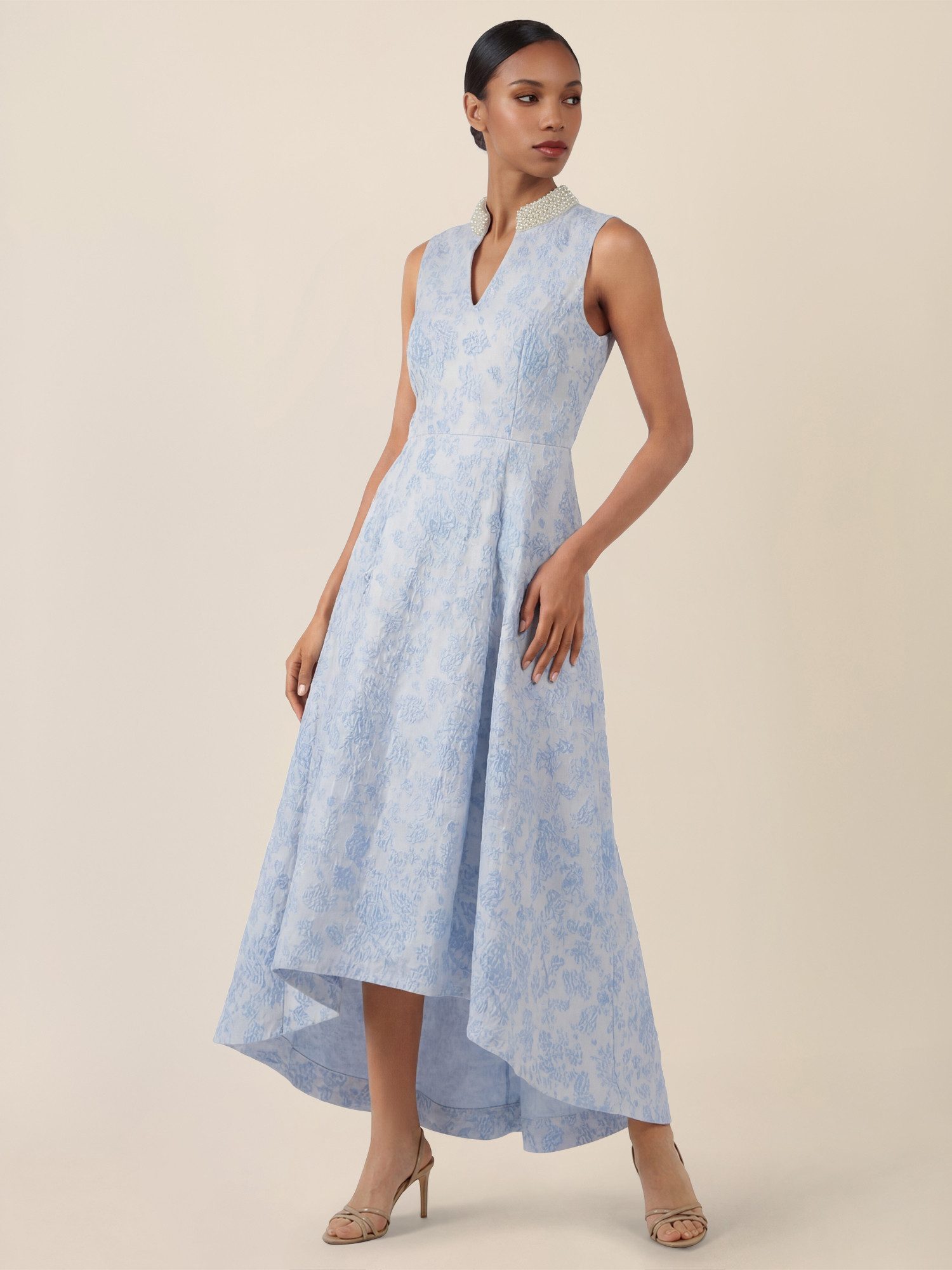 Apart Abendkleid mit Perlenkragen