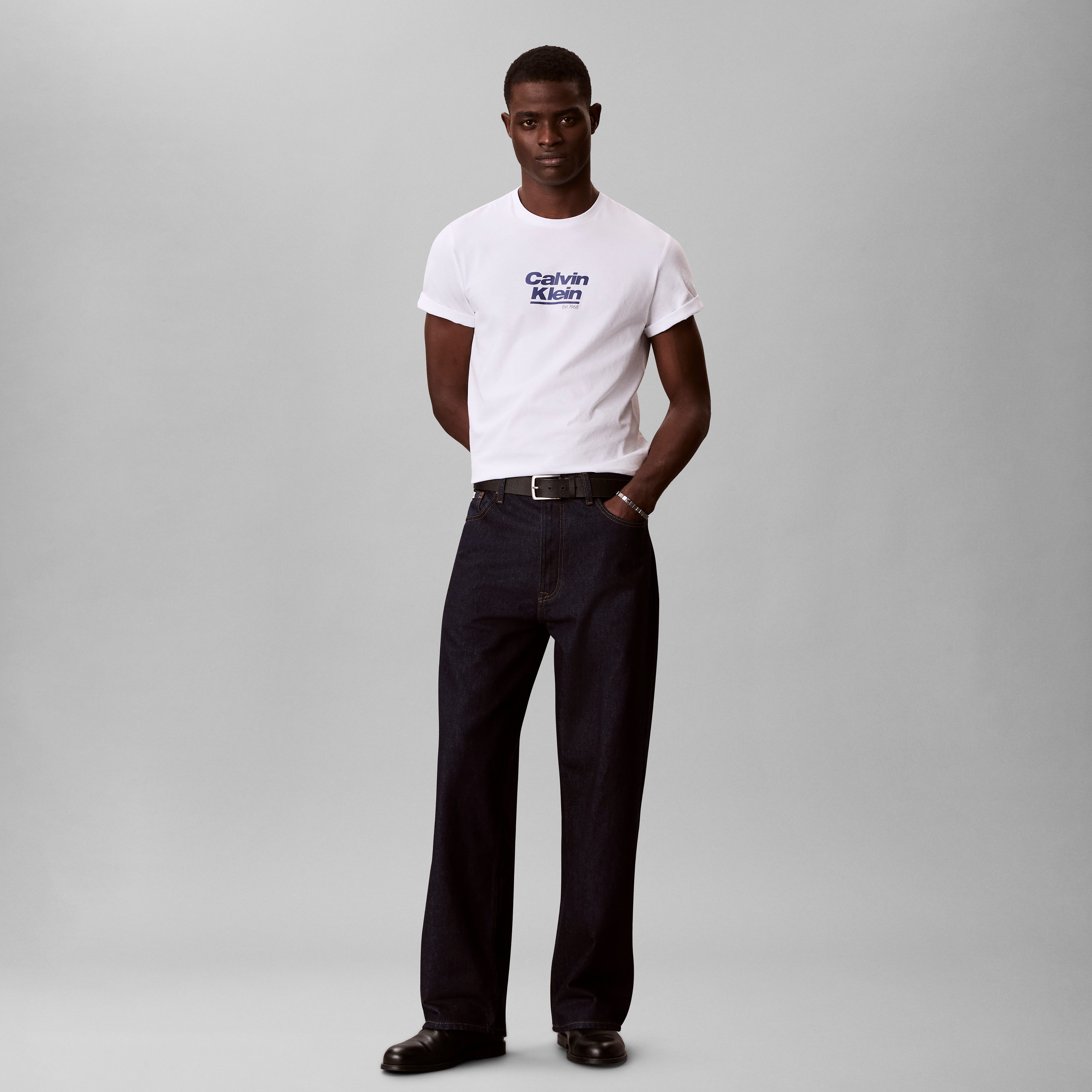 Calvin Klein Jeans T-Shirt Rundhalsausschnitt, Regular Fit, Logoschriftzug – Bild 4 von 5
