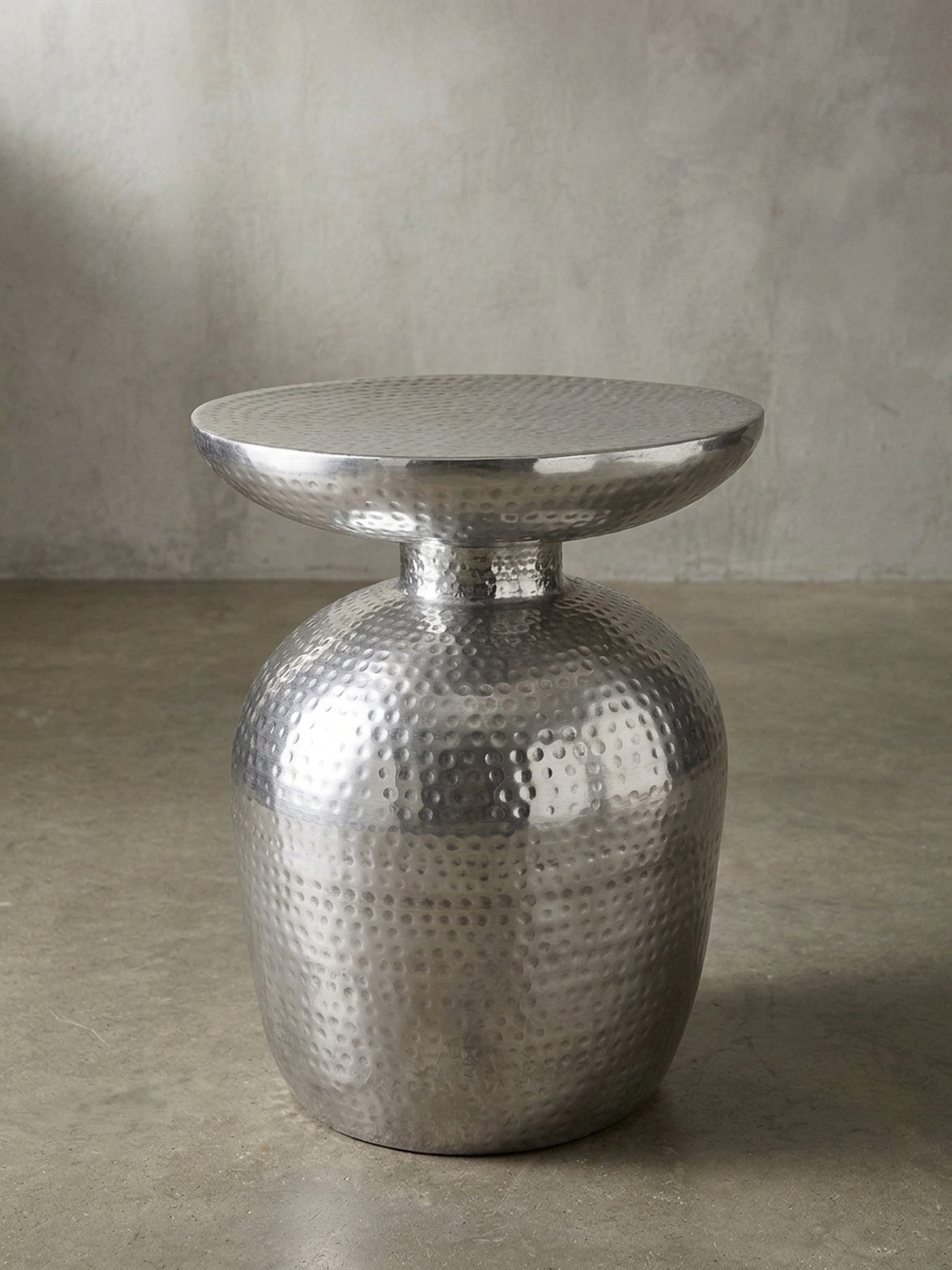 KADIMA DESIGN Beistelltisch Beistelltisch Aluminium 36,5x46x36,5 cm Dekotisch Silber orientalisch (Kleiner Hammerschlag Abstelltisch), rund, Designer Ablagetisch Metall modern, Anstelltisch schmal