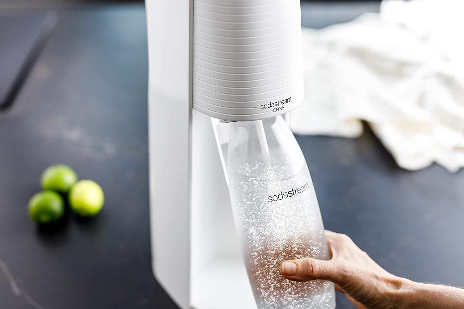SodaStream Wassersprudler Trinkwassersprudler Terra Weiß inkl. CO2-Zylinder, (Komplettset, Vorteilspack), 3 Flachen (2x 1 Liter und 1x 0,5 Liter)