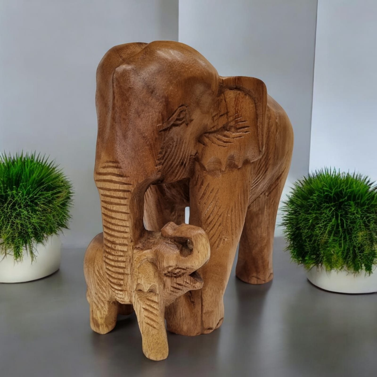 Kinaree Dekofigur Suar Holz Elefant mit Baby, Schnitzerei, handgefertigt, Unikat
