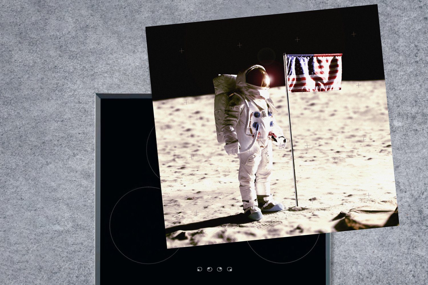 Vinyl, MuchoWow küche tlg), 78x78 Flagge - Arbeitsplatte - Astronaut für Herdblende-/Abdeckplatte - (1 Mond cm, Ceranfeldabdeckung, Amerika,
