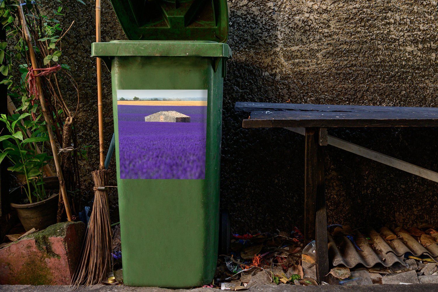 Mülleimer-aufkleber, einem mit Mülltonne, MuchoWow St), Großes Lavendelfeld in Haus kleinen Abfalbehälter Container, Sticker, der Wandsticker Mitte (1