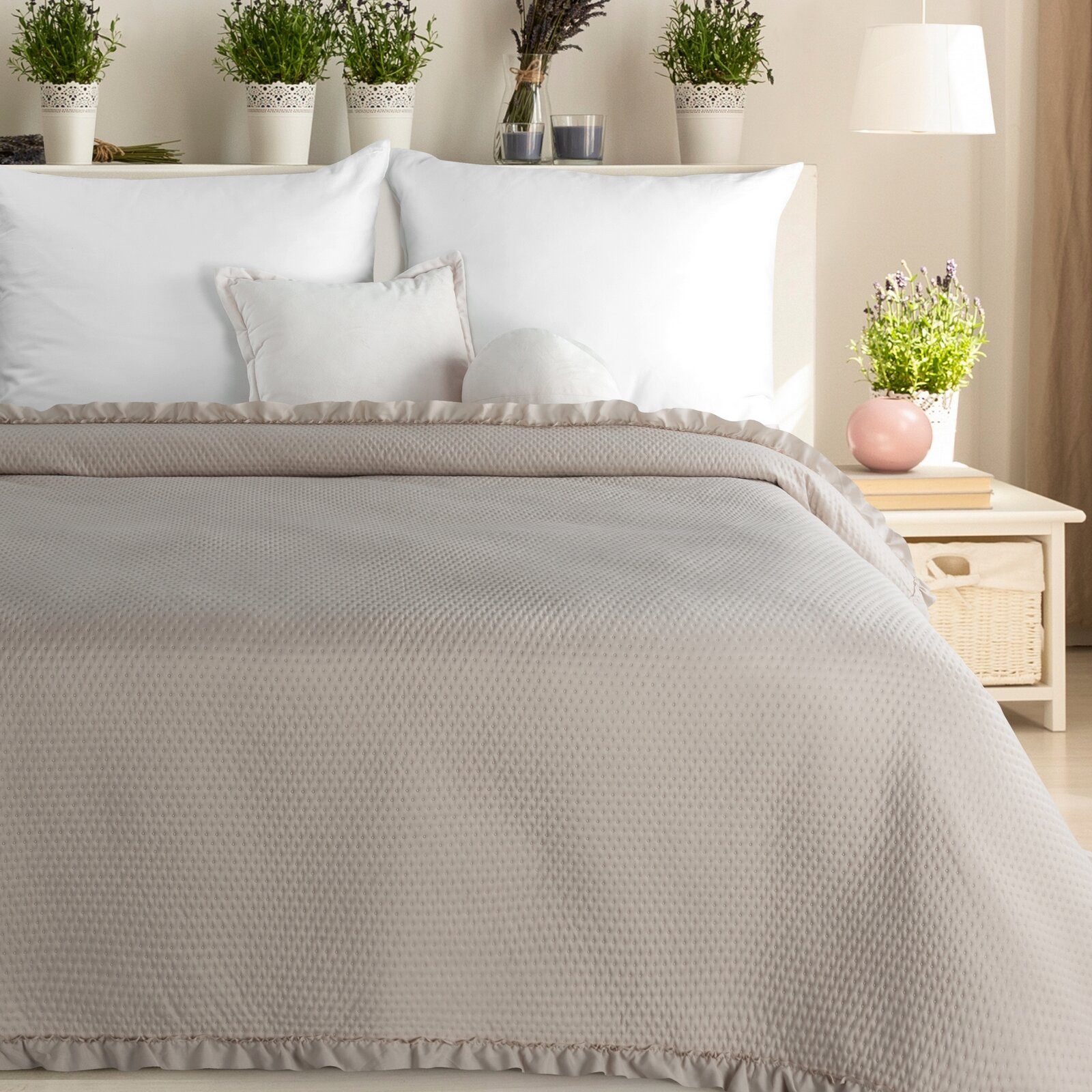 Design91 Tagesdecke BELLA RÜSCHE, Bettüberwurf mit Rüschen, elegante Tagesdecke, weiche Struktur