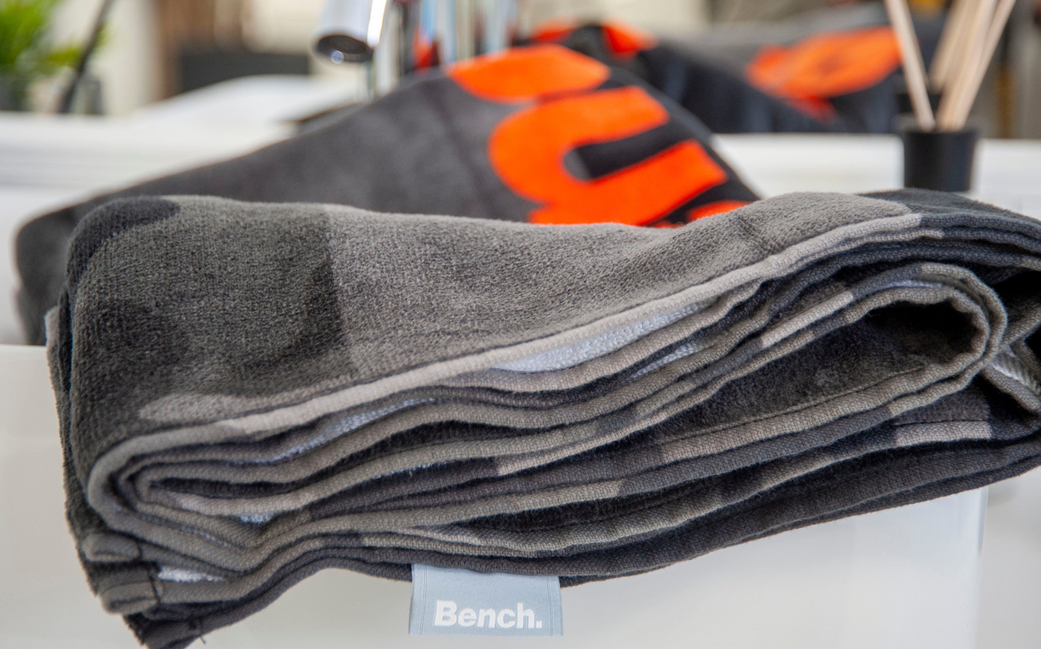 Bench. Strandtuch "Bench" mit dekorativem "Bench" Schriftzug günstig online kaufen