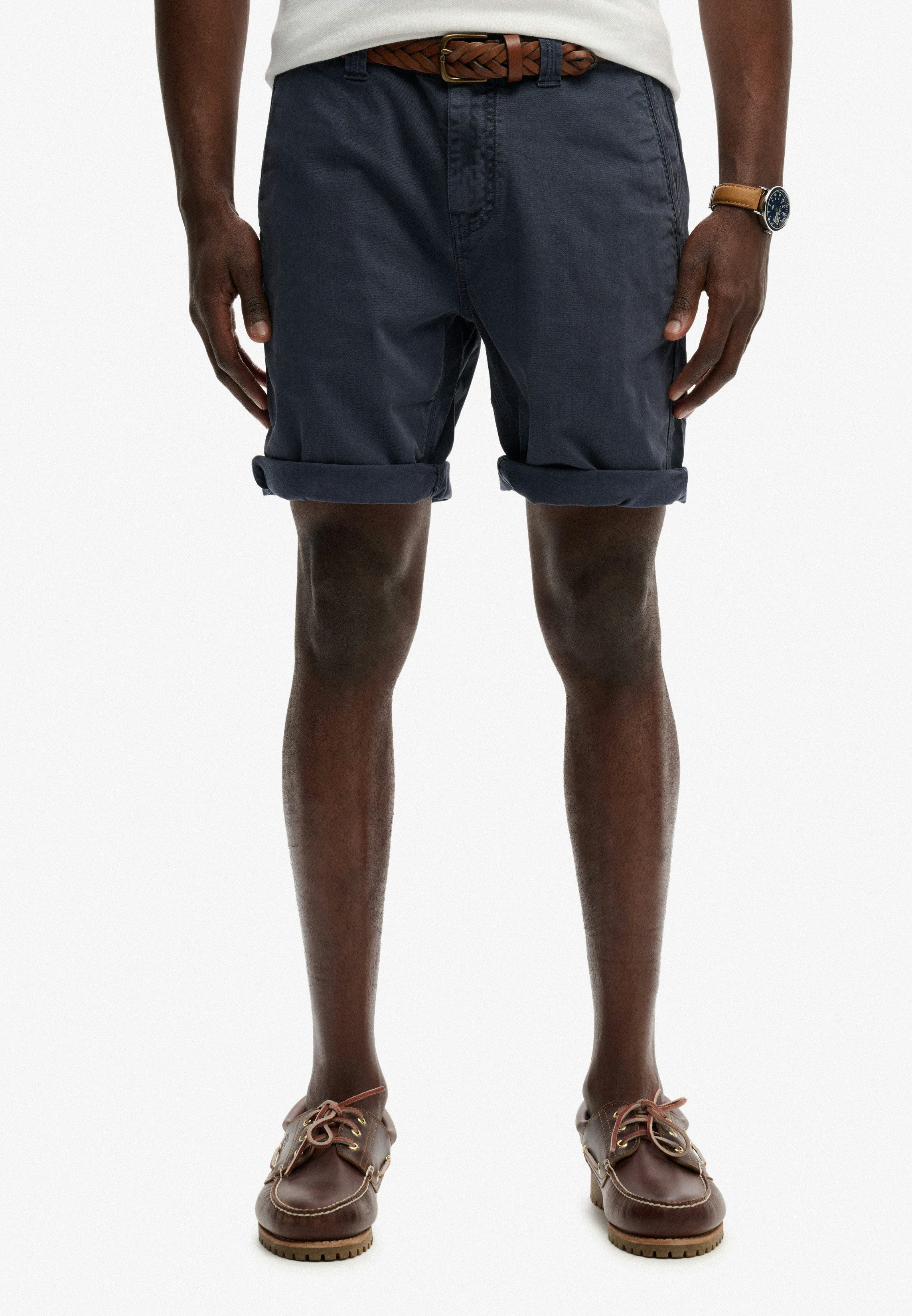 Superdry Chinoshorts UTILITY CHINO SHORT mit Baumwollmischung, Relaxed Fit, knielang, aus Webmaterial