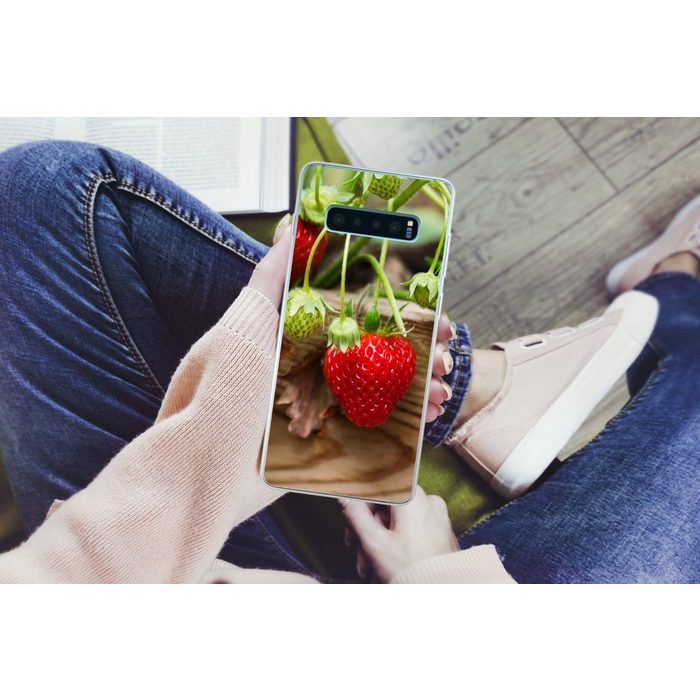 MuchoWow Handyhülle Erdbeere - Pflanze - Holz Phone Case Handyhülle Samsung Galaxy S10+ Silikon Schutzhülle FN11359