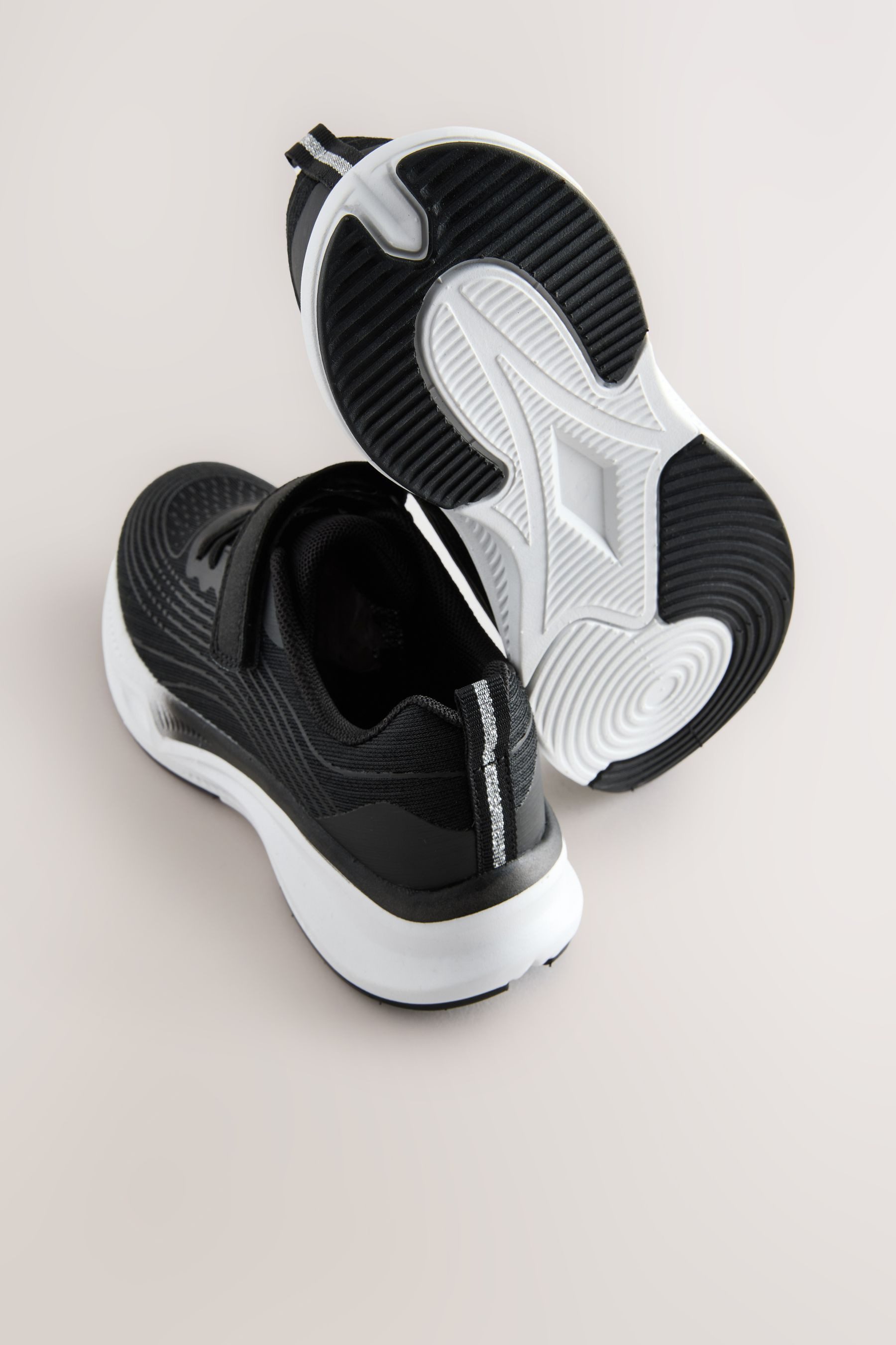 Next Schulturnschuhe mit elastischen Schnürsenkeln Sneaker (1-tlg)