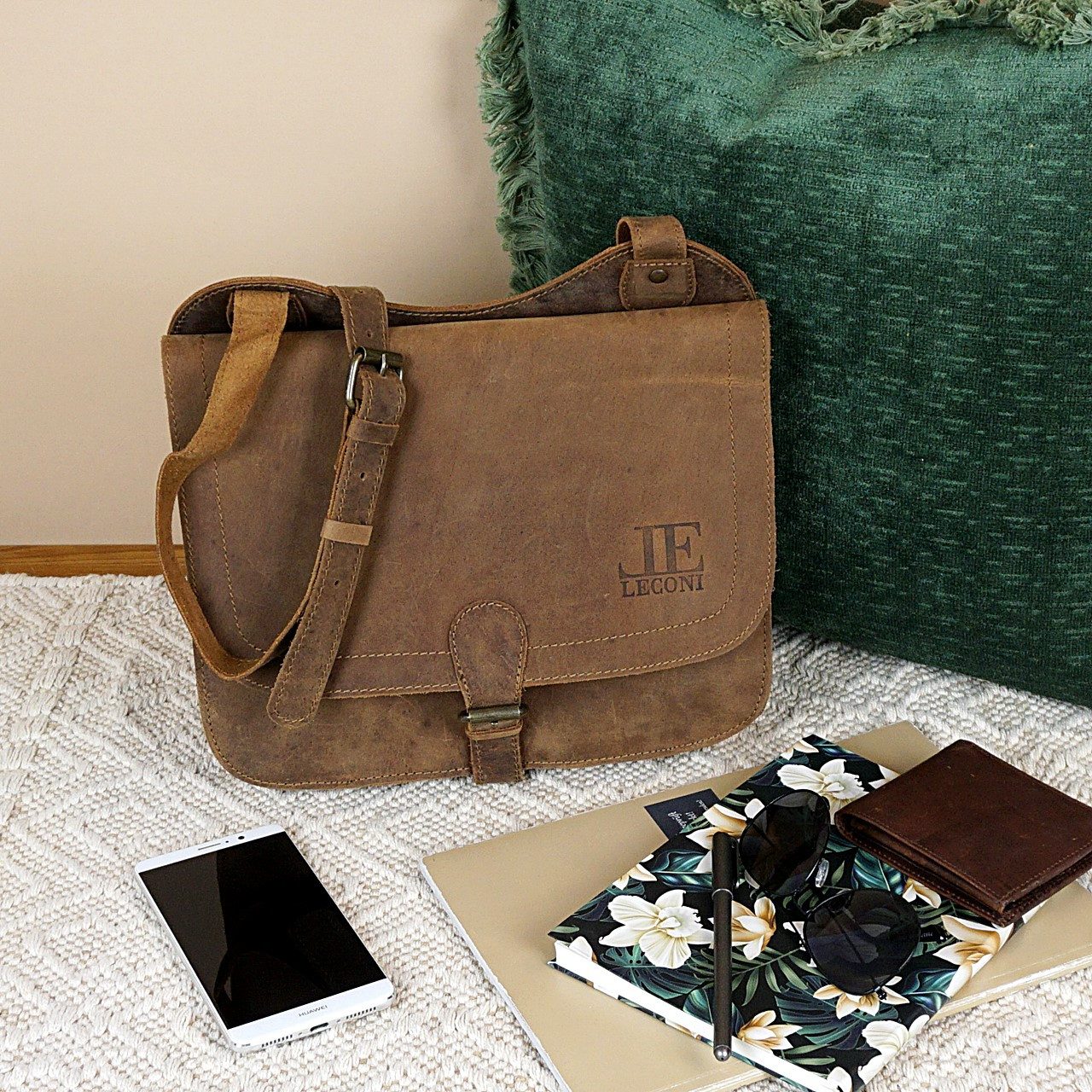 LECONI Umhängetasche Schultertasche Damen Herren Ledertasche Echt Leder klein LE3061, Schnallenverschluss – verstellbarer Schulterriemen – 29×23×11 cm