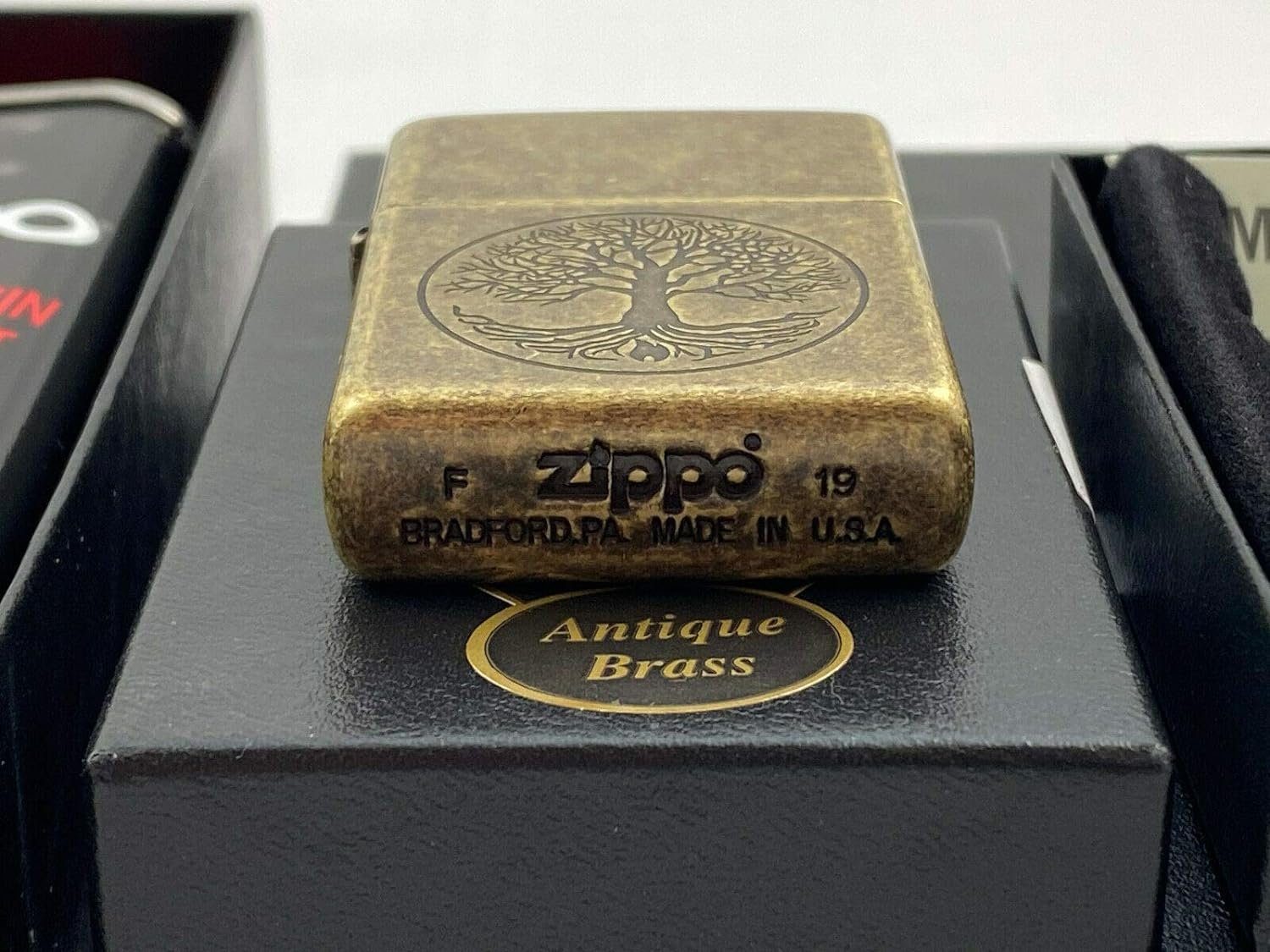 Zippo Feuerzeug Zippo Lebensbaum Tree of Life Antik Finish Feuerzeug Geschenk Set (1-St., 4 teilg), inkl. Geschenkbox, 6 Feuersteine, 125ml Benzin und Zippo Feu – Bild 4 von 5