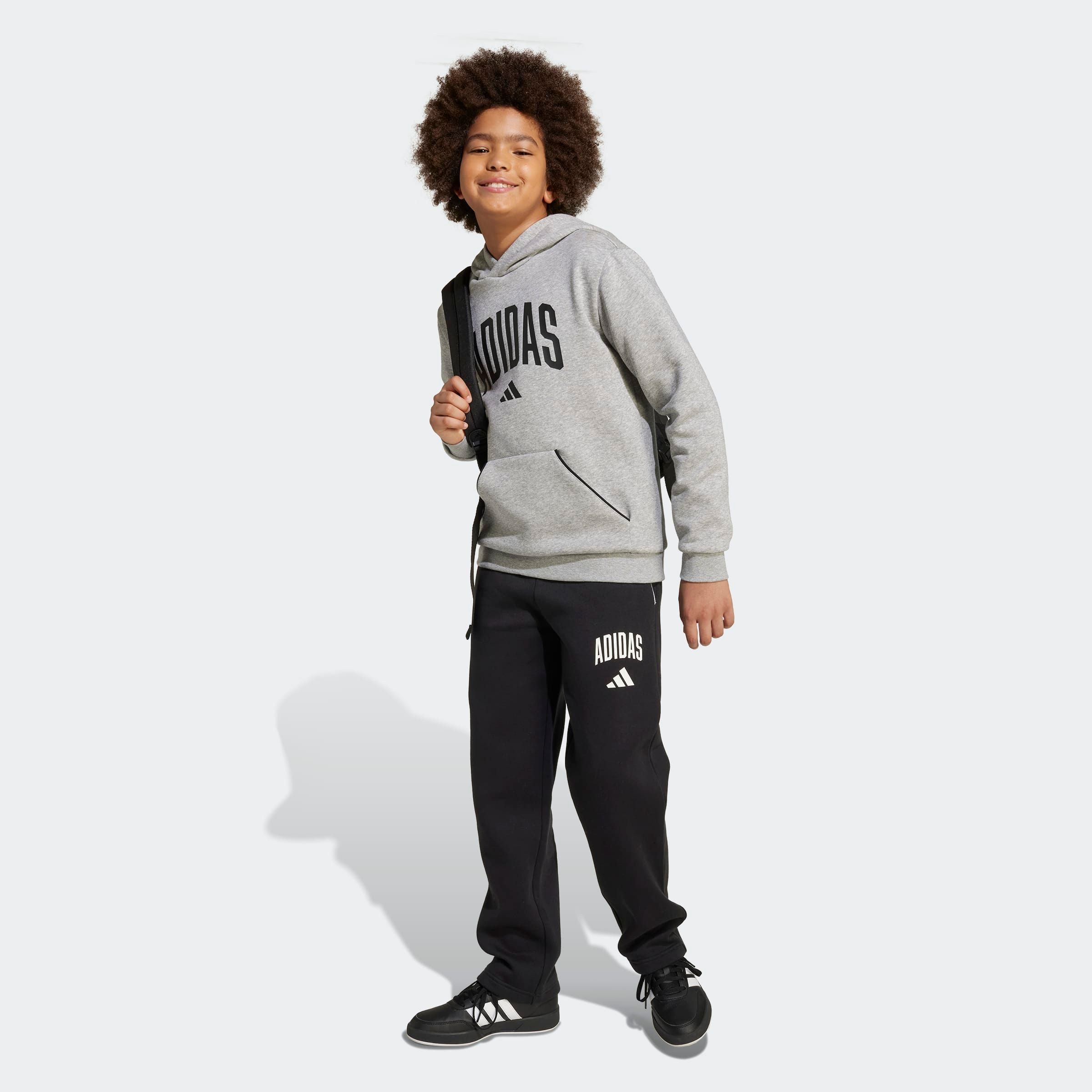 adidas Sportswear Sporthose SAISON ESSENTIALS COLLEGE TYPOGRAPHIE KINDER für Kinder und Teens, sportlicher Stil, mit Seitentaschen