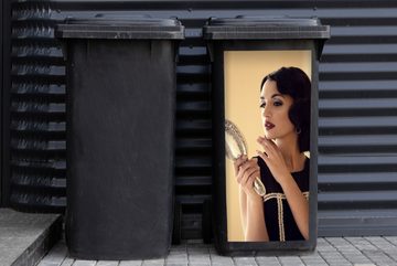 MuchoWow Wandsticker Frau mit Spiegel (1 St), Mülleimer-aufkleber, Mülltonne, Sticker, Container, Abfalbehälter
