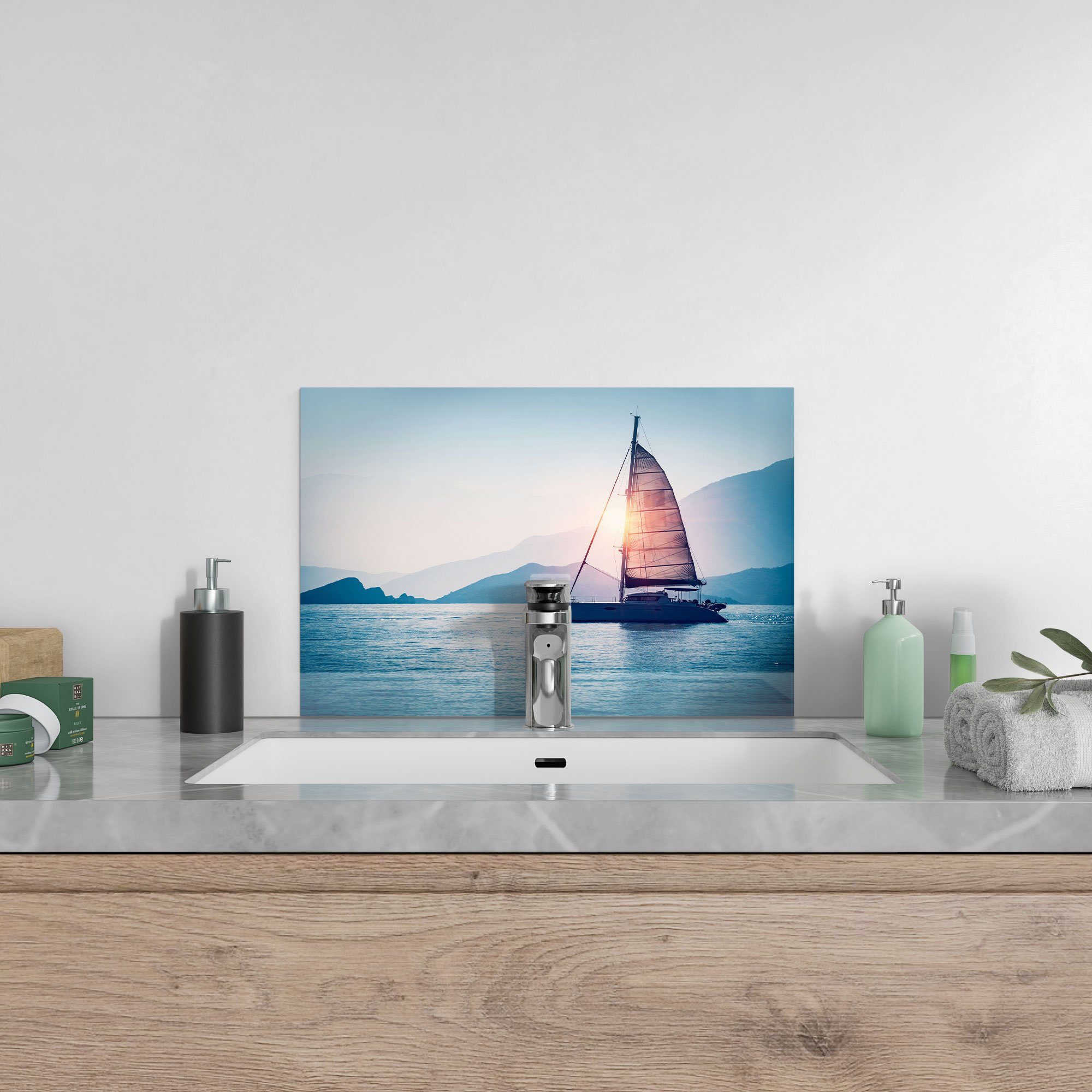 DEQORI Küchenrückwand 'Segelboot in Abendsonne', Badrückwand Herdblende Spritzschutz Glas
