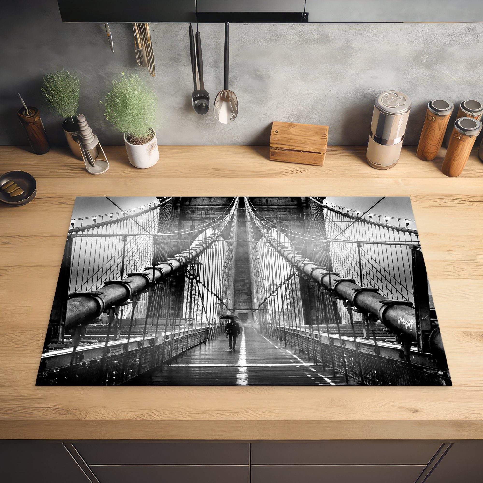 MuchoWow Herdblende-/Abdeckplatte Brooklyn Bridge während Ceranfeldabdeckung 81x52 für Vinyl, und cm, Schwarz küche, des Schutz Induktionskochfeld Weiß, die in (1 Regens tlg)